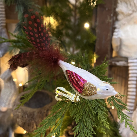 Dieser Vogel ist ein Meisterwerk traditioneller Glaskunst aus Lauscha Thüringen – mundgeblasen und liebevoll von Hand gefertigt.
Als Teil unserer Kollektion ältester Hohlglas-Schmucktechniken ist dieses Stück nicht nur ein jährlicher Begleiter, sondern ein vererbbarer Schatz mit Wertsteigerung, der Generationen Freude bereitet