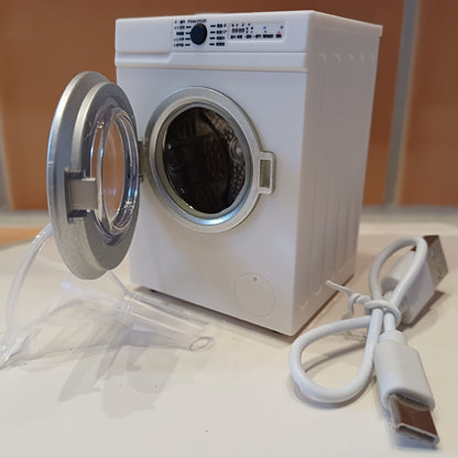 Waschmaschine incl. USB Ladekabel und Trichter - Mit dem Trichter kann die Waschmaschine mit Wasser befüllt werden - Nach betätigen des Startkopfs dreht sich die Trommel und der Wichtel kann seine schmutzige Wäsche waschen - Wichteltür Zubehör
Maße: B 5,1 x L 4,6 x H 7 cm
Material: Kunststoff, Metall
Farbe: weiß, silber
Besonderheit: Die Waschmaschine kann mit Wasser befüllt werden. Auf Knopfdruck dreht sich die Trommel.
Lieferumfang: Waschmaschine + Trichter + USB Ladekabel