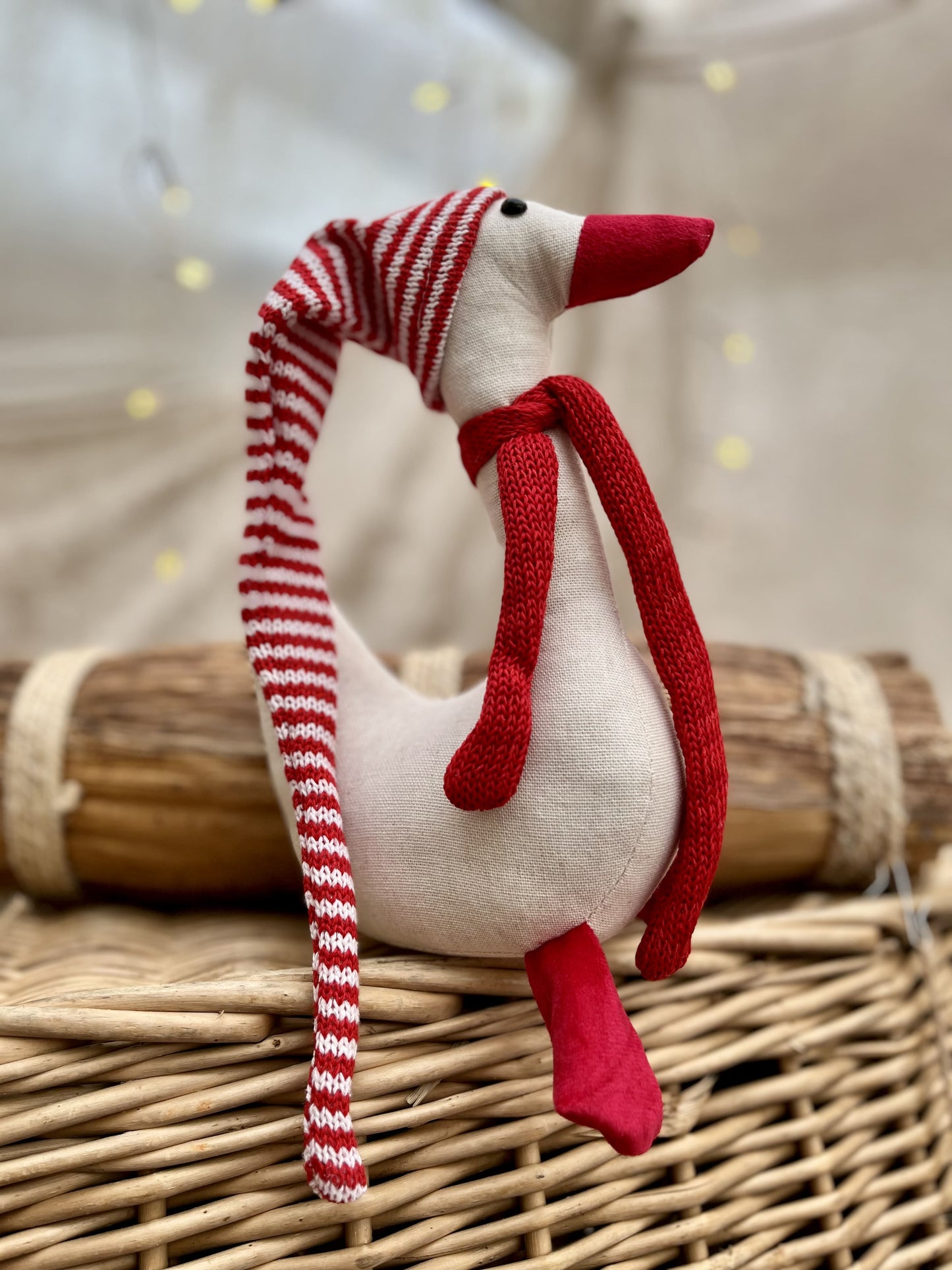Kleine Weihnachtsgans ca. 22 cm mit langer Strickmütze und Schal. Maße: H 22 Material: Leinen, Strick, Samt - Farbe: weiß, rot