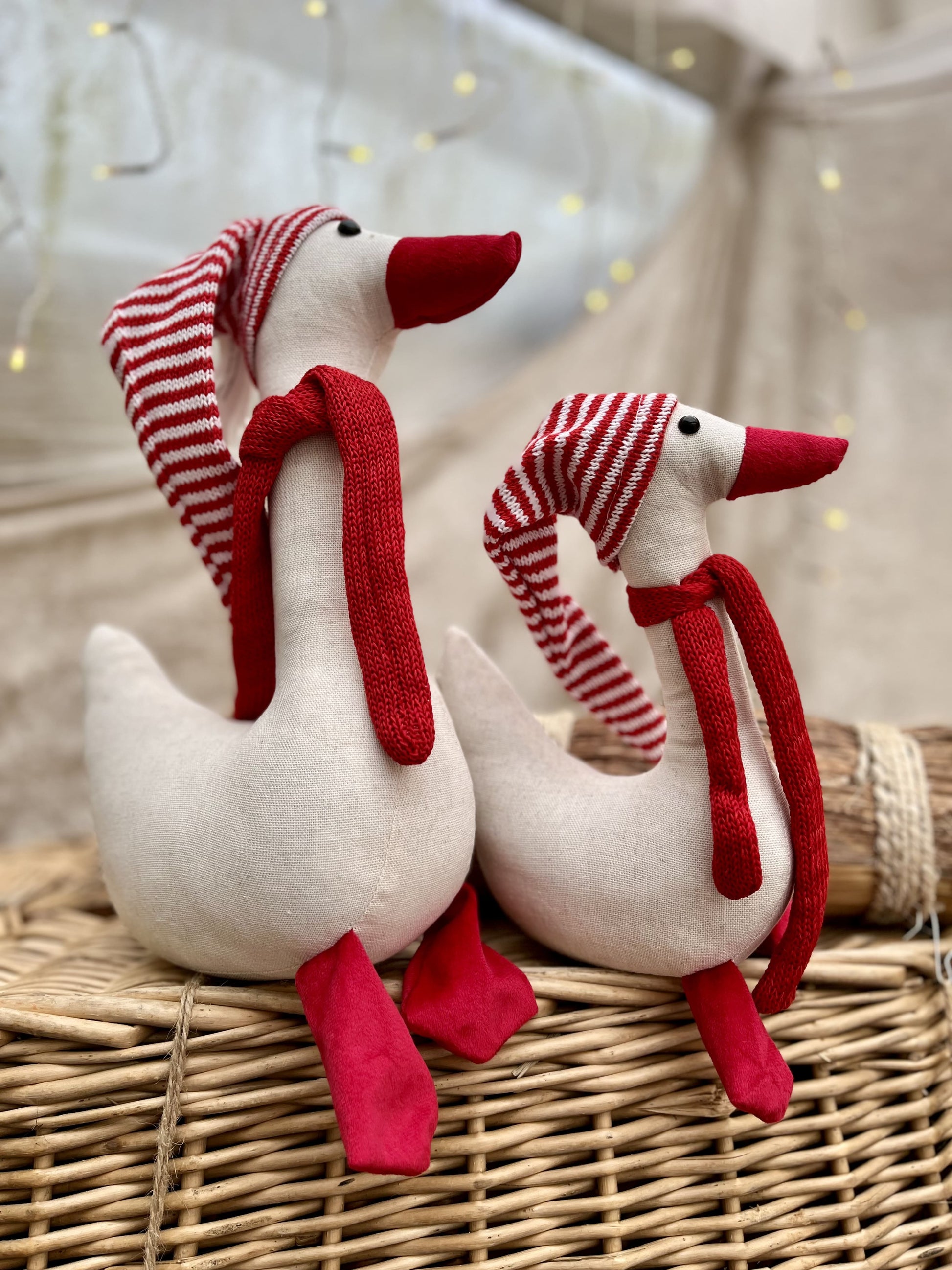 Kleine Weihnachtsgans ca. 22 cm mit langer Strickmütze und Schal. Maße: H 22 Material: Leinen, Strick, Samt - Farbe: weiß, rot