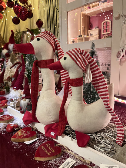 Kleine Weihnachtsgans ca. 22 cm mit langer Strickmütze und Schal. Maße: H 22 Material: Leinen, Strick, Samt - Farbe: weiß, rot