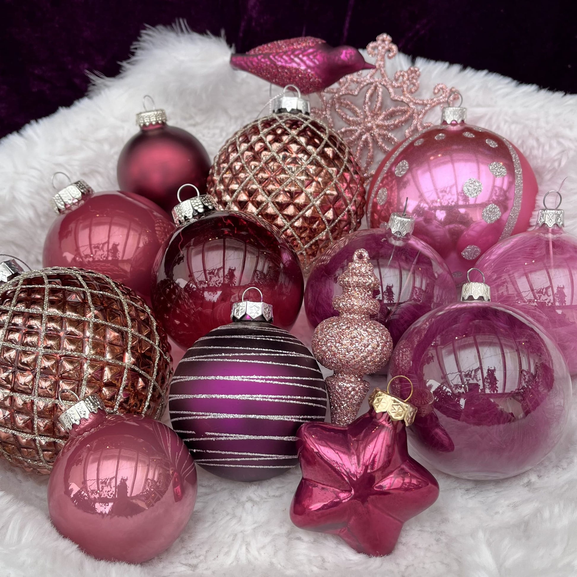 Weihnachtskugeln Paket „Beerentraum XL“ - Set 5 - Glas - Dieses ausgesuchte Set an Weihnachtskugeln ist ein wahres Unikat! Es besteht aus 15 funkelnden Teilen in verschiedenen Formen und Variationen und wurde von uns zusammengestellt. Die Besonderheit: In dieser Kombination ist es nur einmal erhältlich. Der ursprüngliche Verkaufspreis im Ladengeschäft liegt bei 78,50€