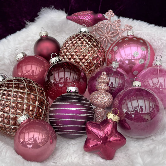 Weihnachtskugeln Paket „Beerentraum XL“ - Set 5 - Glas - Dieses ausgesuchte Set an Weihnachtskugeln ist ein wahres Unikat! Es besteht aus 15 funkelnden Teilen in verschiedenen Formen und Variationen und wurde von uns zusammengestellt. Die Besonderheit: In dieser Kombination ist es nur einmal erhältlich. Der ursprüngliche Verkaufspreis im Ladengeschäft liegt bei 78,50€