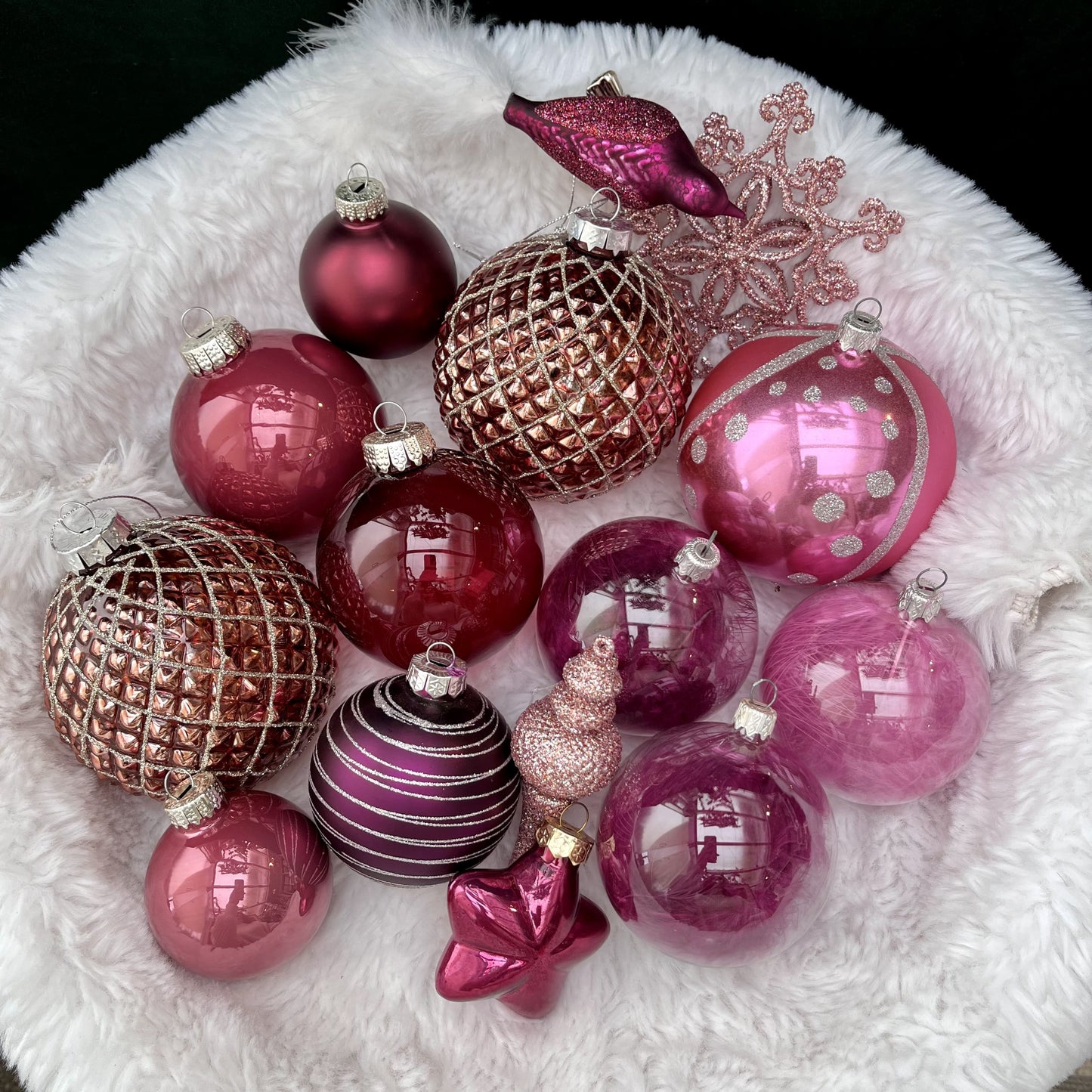 Weihnachtskugeln Paket „Beerentraum XL“ - Set 5 - Glas - Dieses ausgesuchte Set an Weihnachtskugeln ist ein wahres Unikat! Es besteht aus 15 funkelnden Teilen in verschiedenen Formen und Variationen und wurde von uns zusammengestellt. Die Besonderheit: In dieser Kombination ist es nur einmal erhältlich. Der ursprüngliche Verkaufspreis im Ladengeschäft liegt bei 78,50€