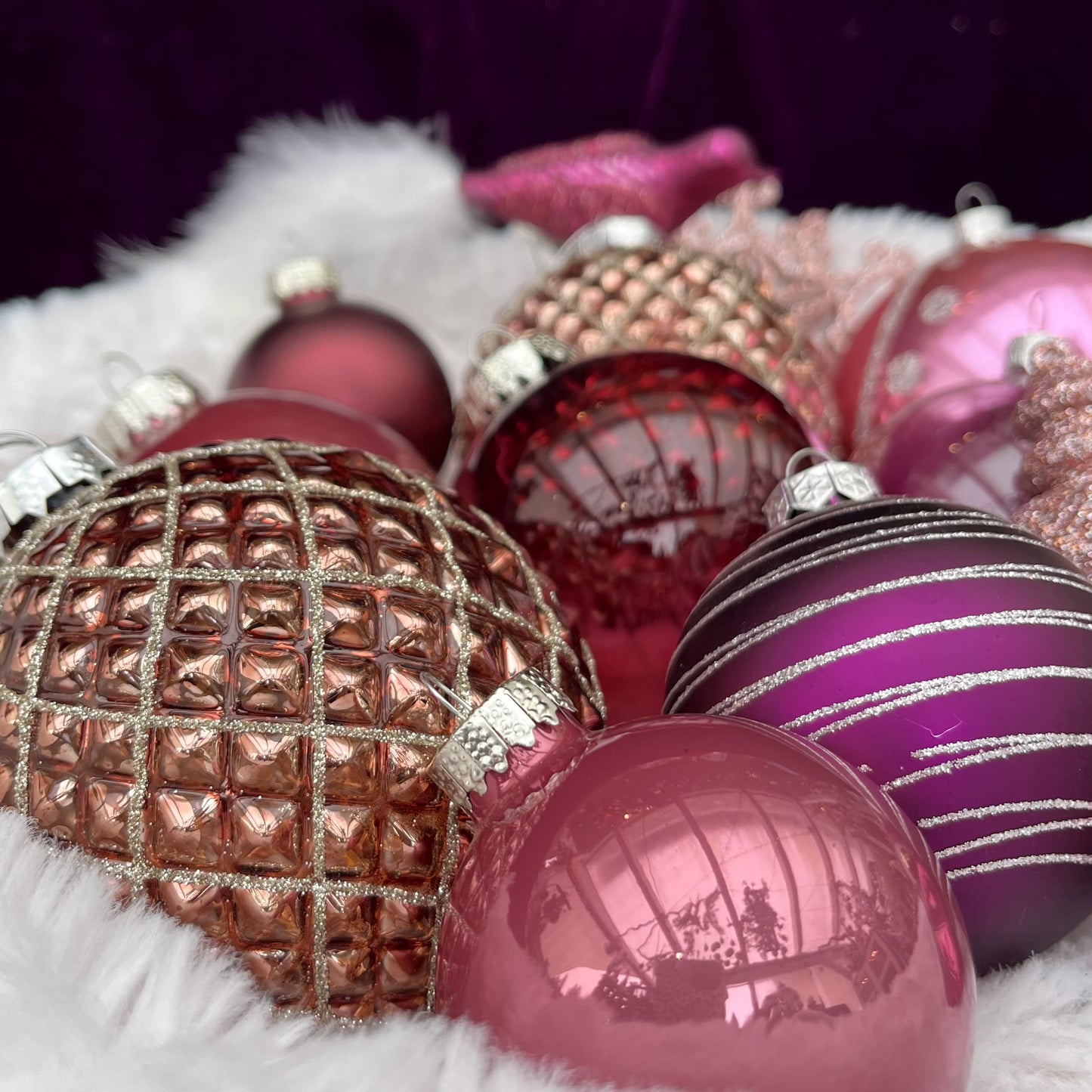 Weihnachtskugeln Paket „Beerentraum XL“ - Set 5 - Glas - Dieses ausgesuchte Set an Weihnachtskugeln ist ein wahres Unikat! Es besteht aus 15 funkelnden Teilen in verschiedenen Formen und Variationen und wurde von uns zusammengestellt. Die Besonderheit: In dieser Kombination ist es nur einmal erhältlich. Der ursprüngliche Verkaufspreis im Ladengeschäft liegt bei 78,50€