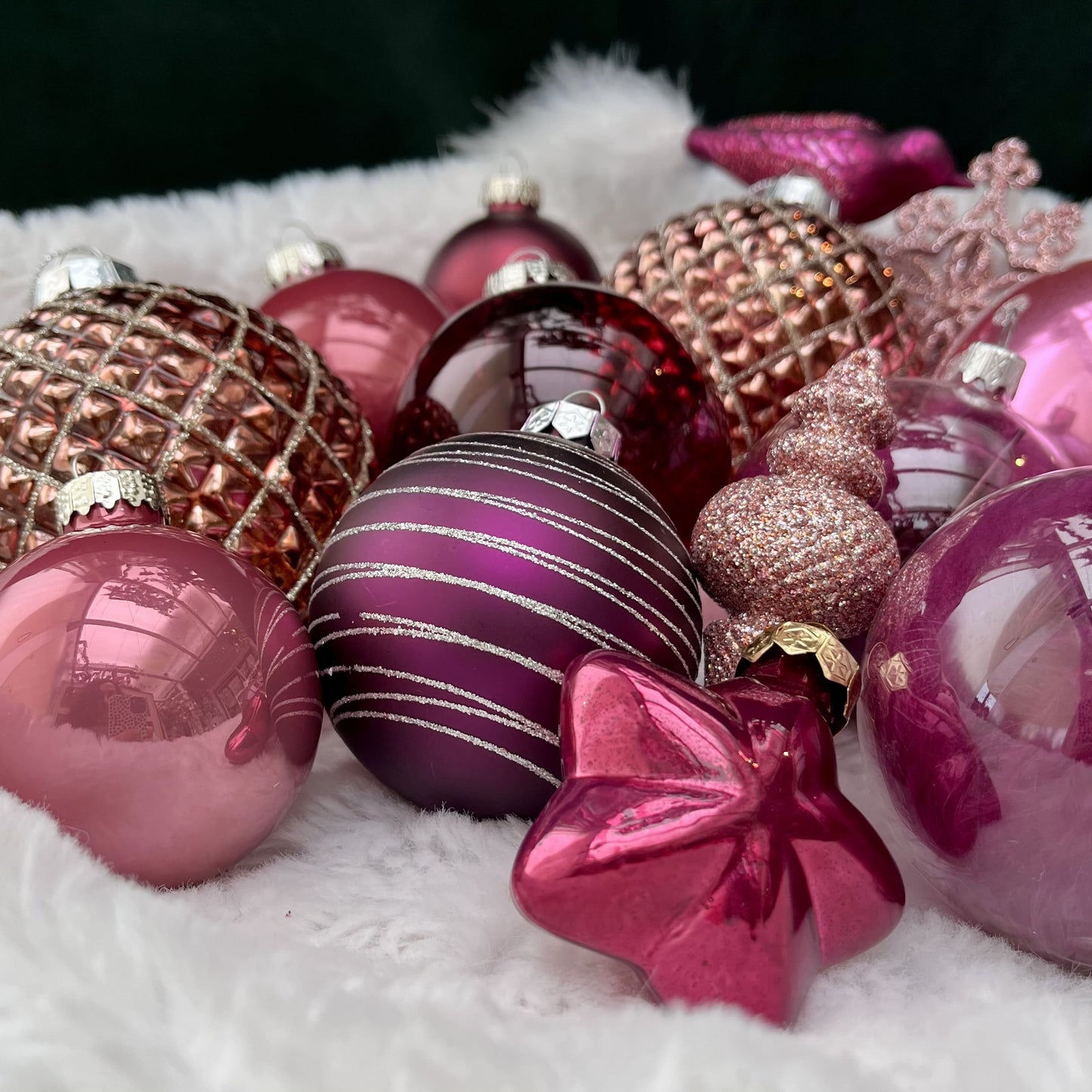 Weihnachtskugeln Paket „Beerentraum XL“ - Set 5 - Glas - Dieses ausgesuchte Set an Weihnachtskugeln ist ein wahres Unikat! Es besteht aus 15 funkelnden Teilen in verschiedenen Formen und Variationen und wurde von uns zusammengestellt. Die Besonderheit: In dieser Kombination ist es nur einmal erhältlich. Der ursprüngliche Verkaufspreis im Ladengeschäft liegt bei 78,50€