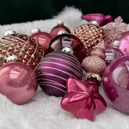 Weihnachtskugeln Paket „Beerentraum XL“ - Set 5 - Glas - Dieses ausgesuchte Set an Weihnachtskugeln ist ein wahres Unikat! Es besteht aus 15 funkelnden Teilen in verschiedenen Formen und Variationen und wurde von uns zusammengestellt. Die Besonderheit: In dieser Kombination ist es nur einmal erhältlich. Der ursprüngliche Verkaufspreis im Ladengeschäft liegt bei 78,50€