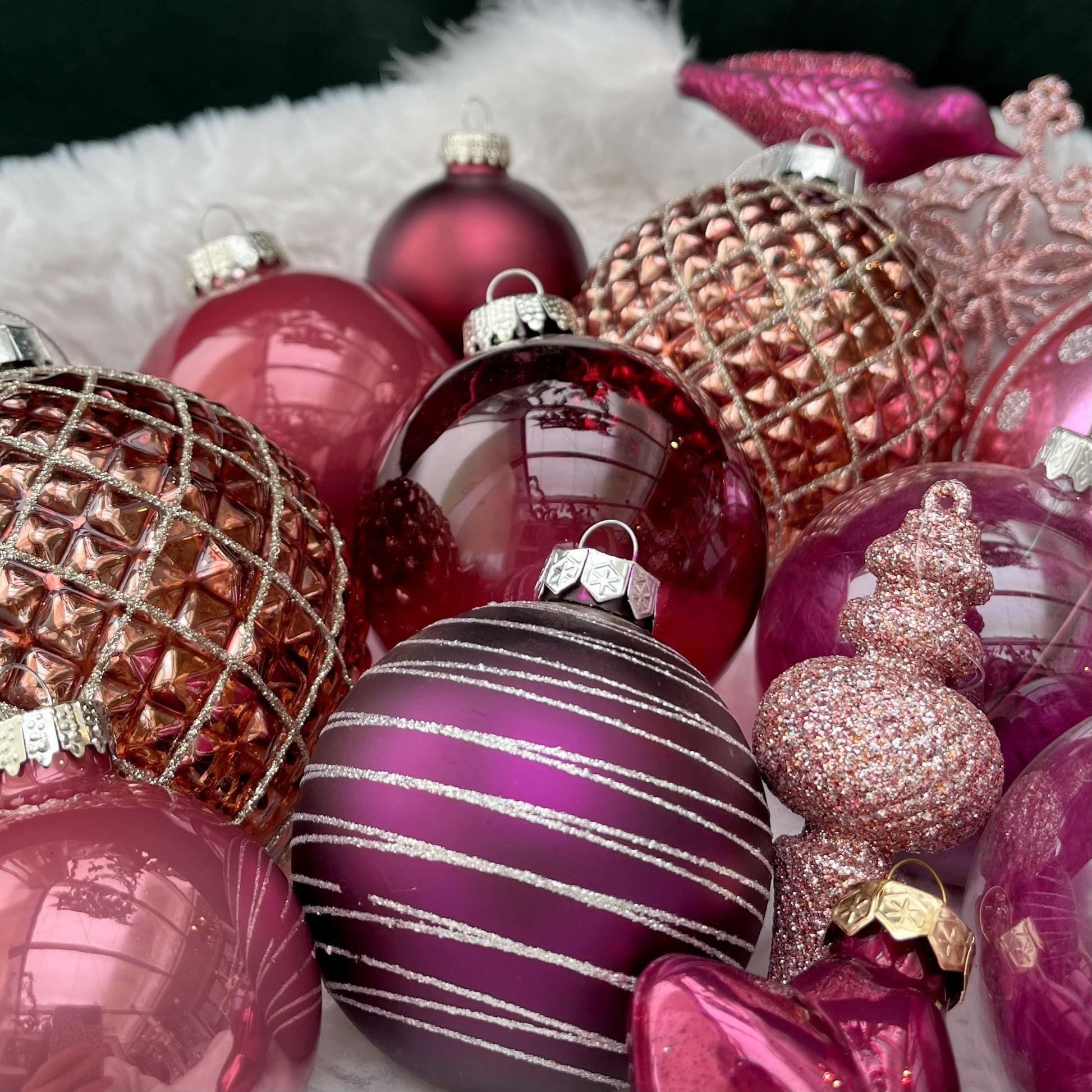 Weihnachtskugeln Paket „Beerentraum XL“ - Set 5 - Glas - Dieses ausgesuchte Set an Weihnachtskugeln ist ein wahres Unikat! Es besteht aus 15 funkelnden Teilen in verschiedenen Formen und Variationen und wurde von uns zusammengestellt. Die Besonderheit: In dieser Kombination ist es nur einmal erhältlich. Der ursprüngliche Verkaufspreis im Ladengeschäft liegt bei 78,50€