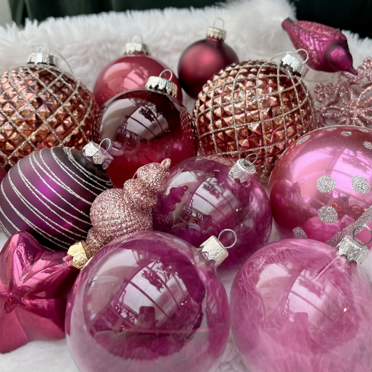 Weihnachtskugeln Paket „Beerentraum XL“ - Set 5 - Glas - Dieses ausgesuchte Set an Weihnachtskugeln ist ein wahres Unikat! Es besteht aus 15 funkelnden Teilen in verschiedenen Formen und Variationen und wurde von uns zusammengestellt. Die Besonderheit: In dieser Kombination ist es nur einmal erhältlich. Der ursprüngliche Verkaufspreis im Ladengeschäft liegt bei 78,50€