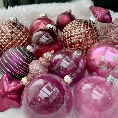 Weihnachtskugeln Paket „Beerentraum XL“ - Set 5 - Glas - Dieses ausgesuchte Set an Weihnachtskugeln ist ein wahres Unikat! Es besteht aus 15 funkelnden Teilen in verschiedenen Formen und Variationen und wurde von uns zusammengestellt. Die Besonderheit: In dieser Kombination ist es nur einmal erhältlich. Der ursprüngliche Verkaufspreis im Ladengeschäft liegt bei 78,50€