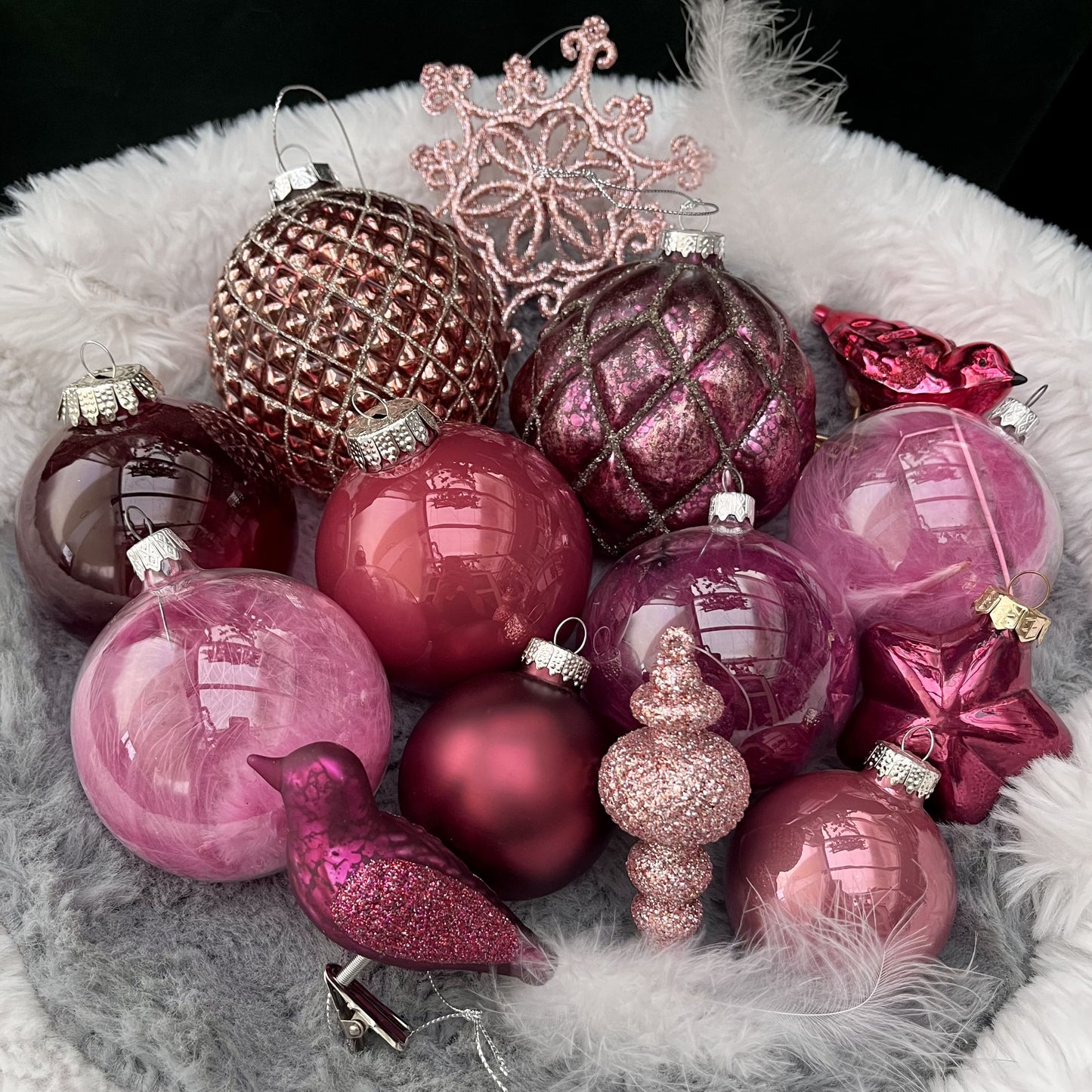 Weihnachtskugeln Paket „Beerentraum L“ - Set 7 - Glas - Dieses ausgesuchte Set an Weihnachtskugeln ist ein wahres Unikat! Es besteht aus 14 funkelnden Teilen in verschiedenen Formen und Variationen und wurde von uns zusammengestellt. Die Besonderheit: In dieser Kombination ist es nur einmal erhältlich. Der ursprüngliche Verkaufspreis im Ladengeschäft liegt bei 73,60€