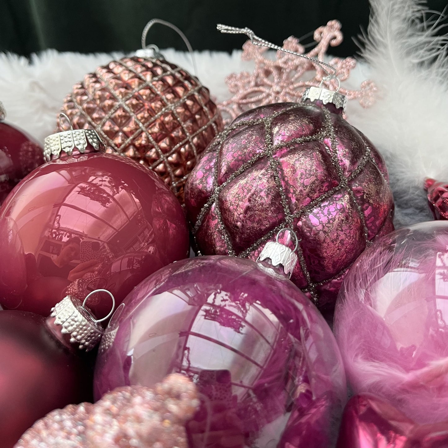 Weihnachtskugeln Paket „Beerentraum L“ - Set 7 - Glas - Dieses ausgesuchte Set an Weihnachtskugeln ist ein wahres Unikat! Es besteht aus 14 funkelnden Teilen in verschiedenen Formen und Variationen und wurde von uns zusammengestellt. Die Besonderheit: In dieser Kombination ist es nur einmal erhältlich. Der ursprüngliche Verkaufspreis im Ladengeschäft liegt bei 73,60€