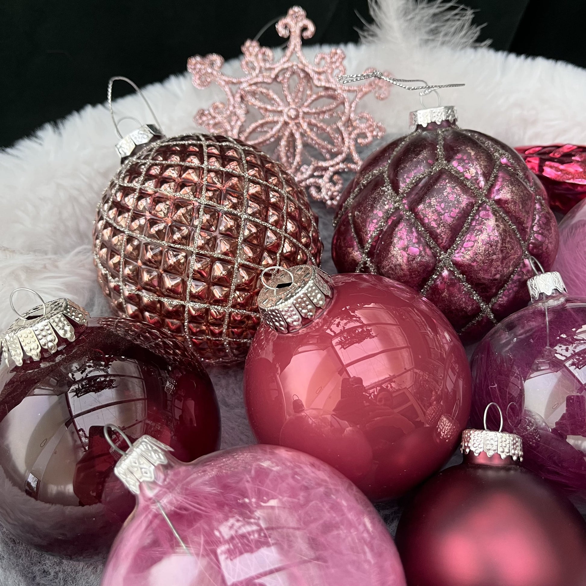 Weihnachtskugeln Paket „Beerentraum L“ - Set 7 - Glas - Dieses ausgesuchte Set an Weihnachtskugeln ist ein wahres Unikat! Es besteht aus 14 funkelnden Teilen in verschiedenen Formen und Variationen und wurde von uns zusammengestellt. Die Besonderheit: In dieser Kombination ist es nur einmal erhältlich. Der ursprüngliche Verkaufspreis im Ladengeschäft liegt bei 73,60€