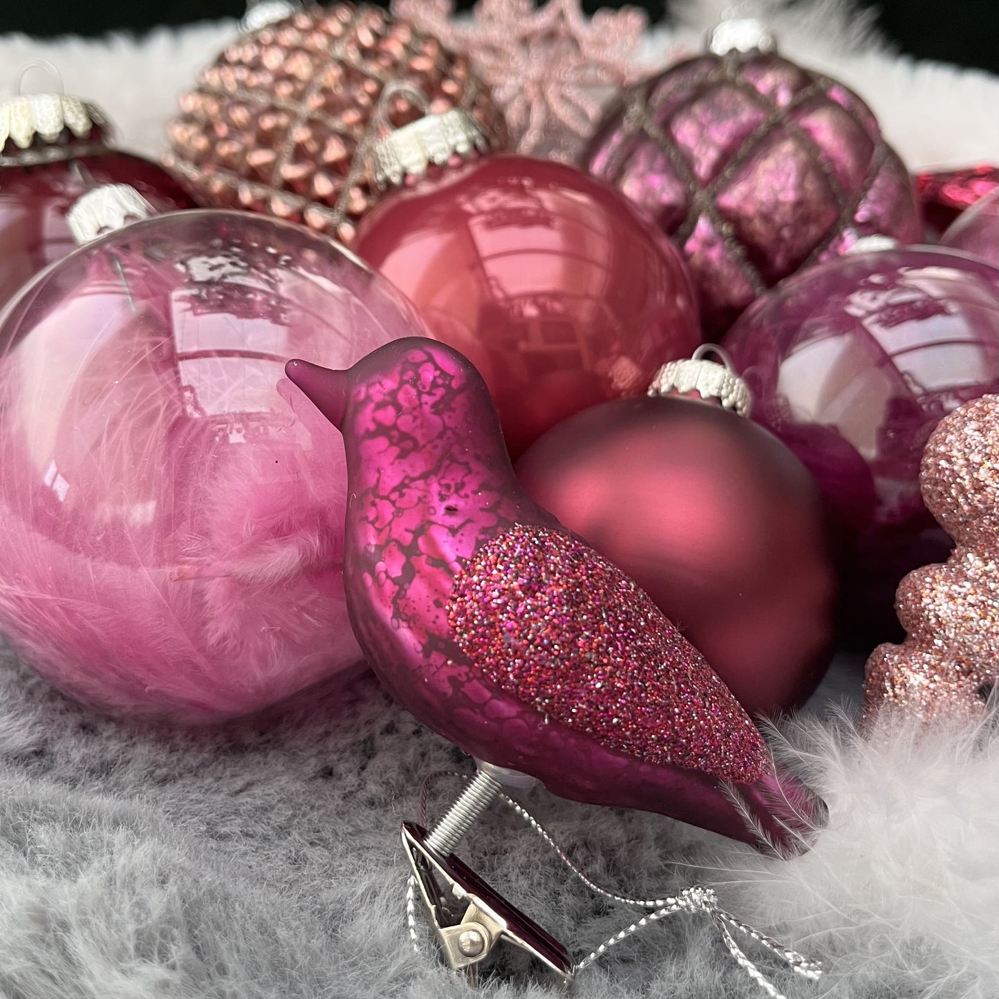 Weihnachtskugeln Paket „Beerentraum L“ - Set 7 - Glas - Dieses ausgesuchte Set an Weihnachtskugeln ist ein wahres Unikat! Es besteht aus 14 funkelnden Teilen in verschiedenen Formen und Variationen und wurde von uns zusammengestellt. Die Besonderheit: In dieser Kombination ist es nur einmal erhältlich. Der ursprüngliche Verkaufspreis im Ladengeschäft liegt bei 73,60€