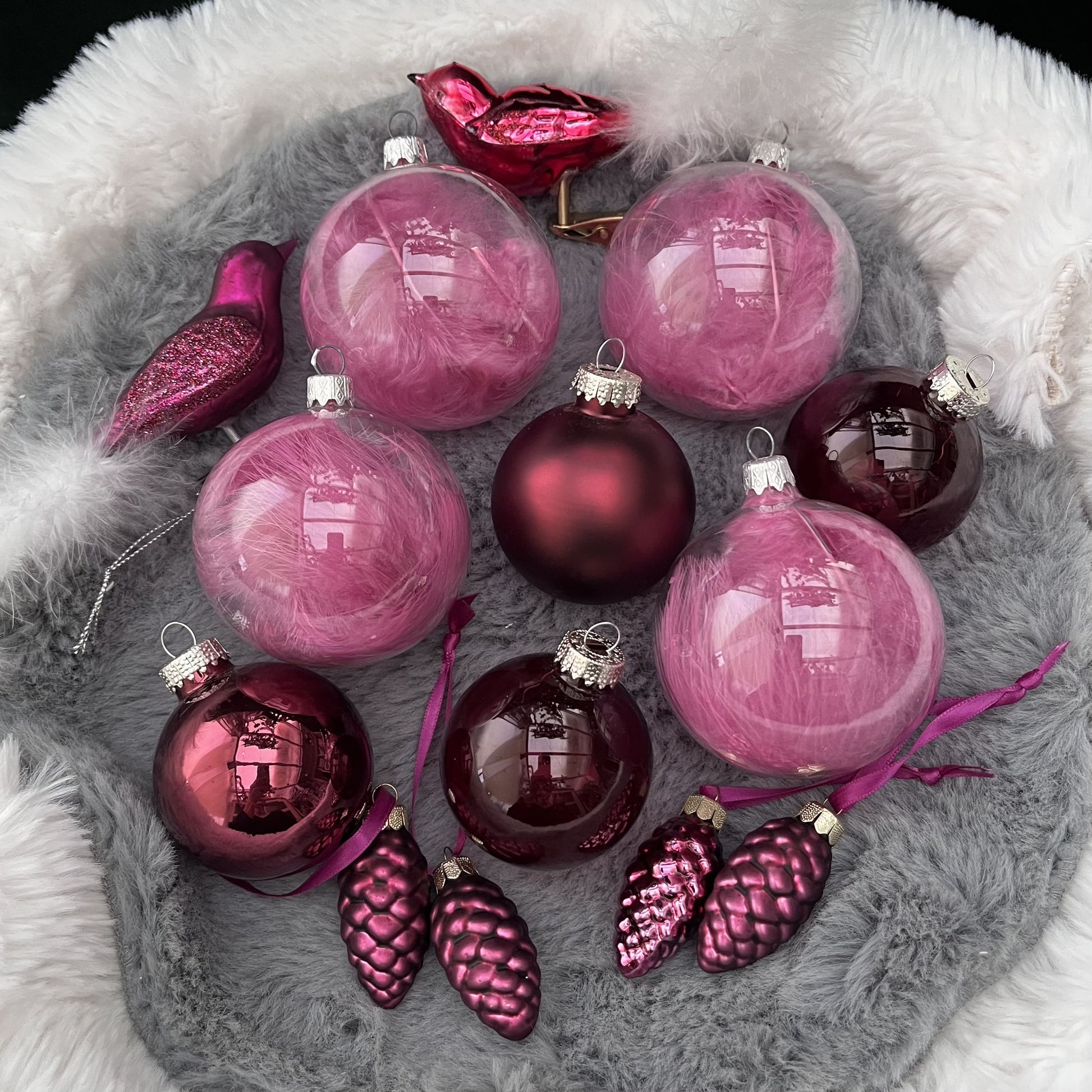 Weihnachtskugeln Paket „Beerentraum L“ - Set 8 - Glas - Dieses ausgesuchte Set an Weihnachtskugeln ist ein wahres Unikat! Es besteht aus 14 funkelnden Teilen in verschiedenen Formen und Variationen und wurde von uns selbst zusammengestellt. Die Besonderheit: In dieser Kombination ist es nur einmal erhältlich. Der ursprüngliche Verkaufspreis im Ladengeschäft Preis liegt bei 53,70€