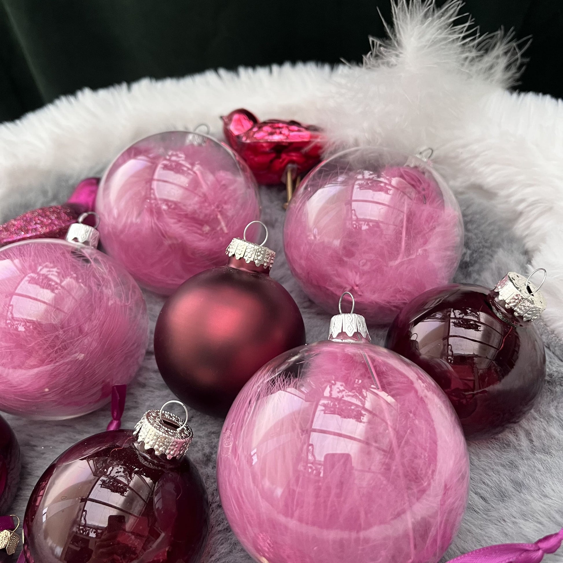 Weihnachtskugeln Paket „Beerentraum L“ - Set 8 - Glas - Dieses ausgesuchte Set an Weihnachtskugeln ist ein wahres Unikat! Es besteht aus 14 funkelnden Teilen in verschiedenen Formen und Variationen und wurde von uns selbst zusammengestellt. Die Besonderheit: In dieser Kombination ist es nur einmal erhältlich. Der ursprüngliche Verkaufspreis im Ladengeschäft Preis liegt bei 53,70€