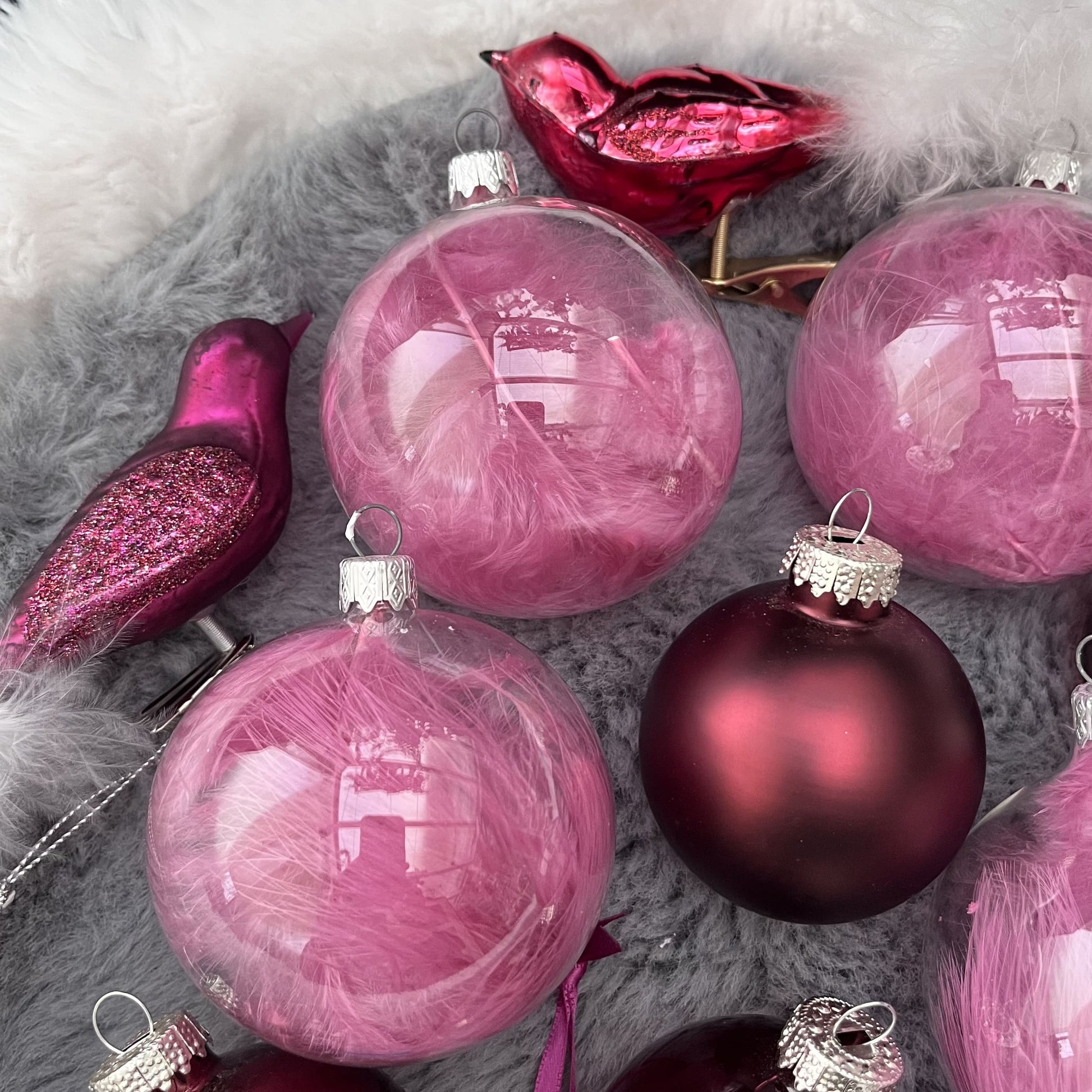 Weihnachtskugeln Paket „Beerentraum L“ - Set 8 - Glas - Dieses ausgesuchte Set an Weihnachtskugeln ist ein wahres Unikat! Es besteht aus 14 funkelnden Teilen in verschiedenen Formen und Variationen und wurde von uns selbst zusammengestellt. Die Besonderheit: In dieser Kombination ist es nur einmal erhältlich. Der ursprüngliche Verkaufspreis im Ladengeschäft Preis liegt bei 53,70€