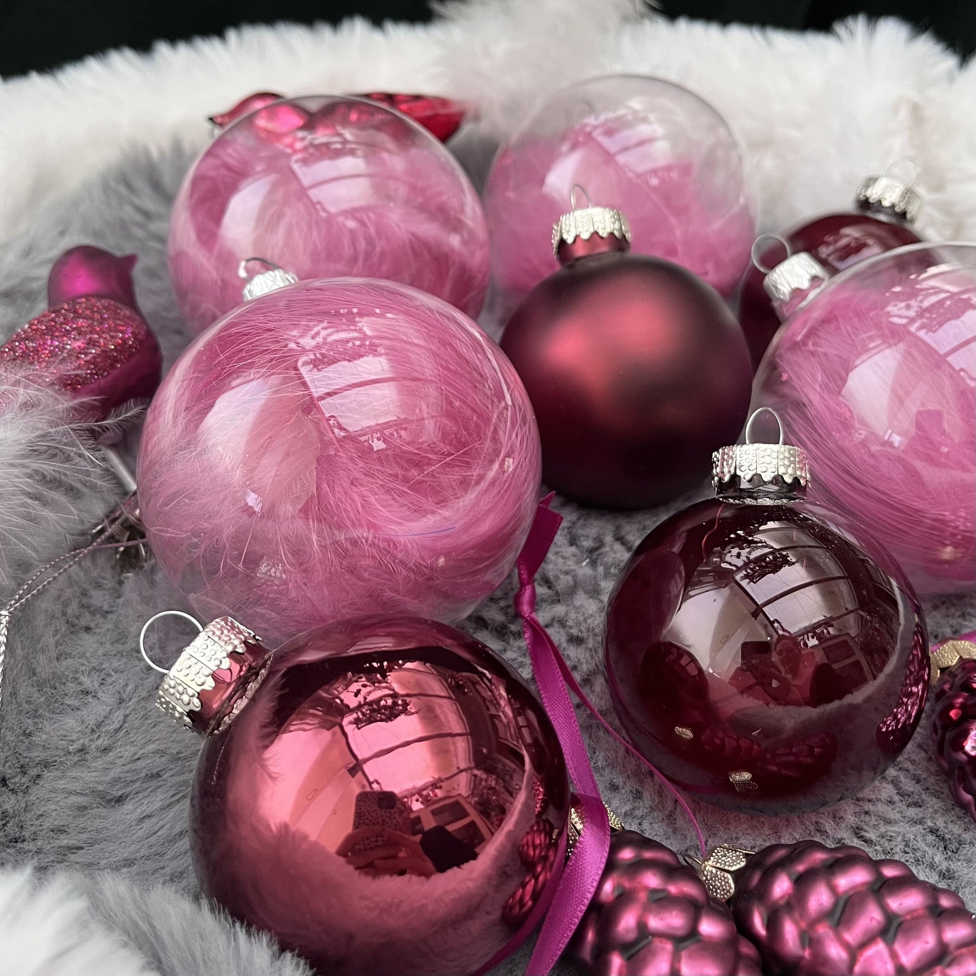 Weihnachtskugeln Paket „Beerentraum L“ - Set 8 - Glas - Dieses ausgesuchte Set an Weihnachtskugeln ist ein wahres Unikat! Es besteht aus 14 funkelnden Teilen in verschiedenen Formen und Variationen und wurde von uns selbst zusammengestellt. Die Besonderheit: In dieser Kombination ist es nur einmal erhältlich. Der ursprüngliche Verkaufspreis im Ladengeschäft Preis liegt bei 53,70€