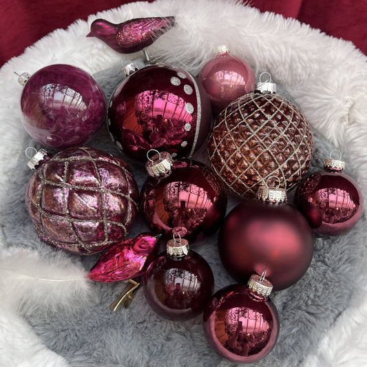 Weihnachtskugeln Paket „Beerentraum M“ - Set 6 - Glas. Dieses ausgesuchte Set an Weihnachtskugeln ist ein wahres Unikat! Es besteht aus 12 funkelnden Teilen in verschiedenen Formen und Variationen und wurde von uns zusammengestellt. Die Besonderheit: In dieser Kombination ist es nur einmal erhältlich. Der ursprüngliche Verkaufspreis im Ladengeschäft liegt bei 64,80€