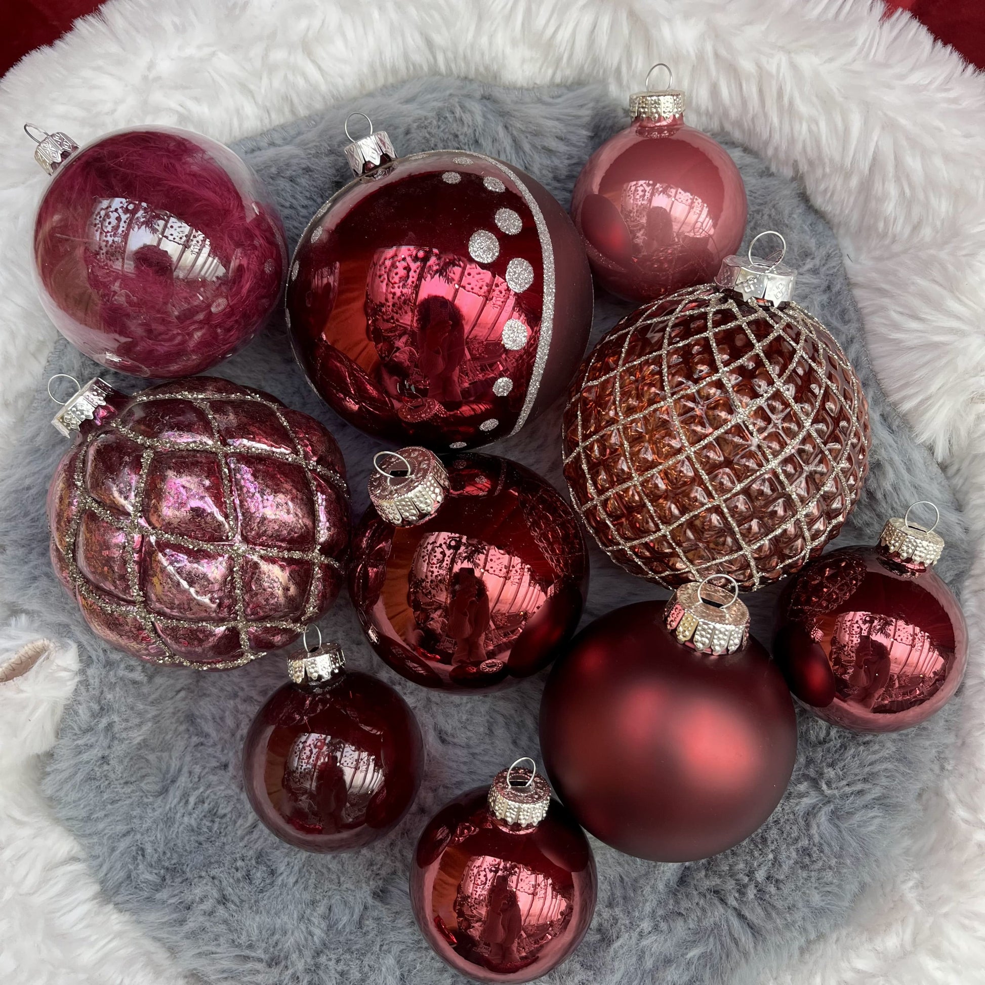 Weihnachtskugeln Paket „Beerentraum M“ - Set 6 - Glas. Dieses ausgesuchte Set an Weihnachtskugeln ist ein wahres Unikat! Es besteht aus 12 funkelnden Teilen in verschiedenen Formen und Variationen und wurde von uns zusammengestellt. Die Besonderheit: In dieser Kombination ist es nur einmal erhältlich. Der ursprüngliche Verkaufspreis im Ladengeschäft liegt bei 64,80€