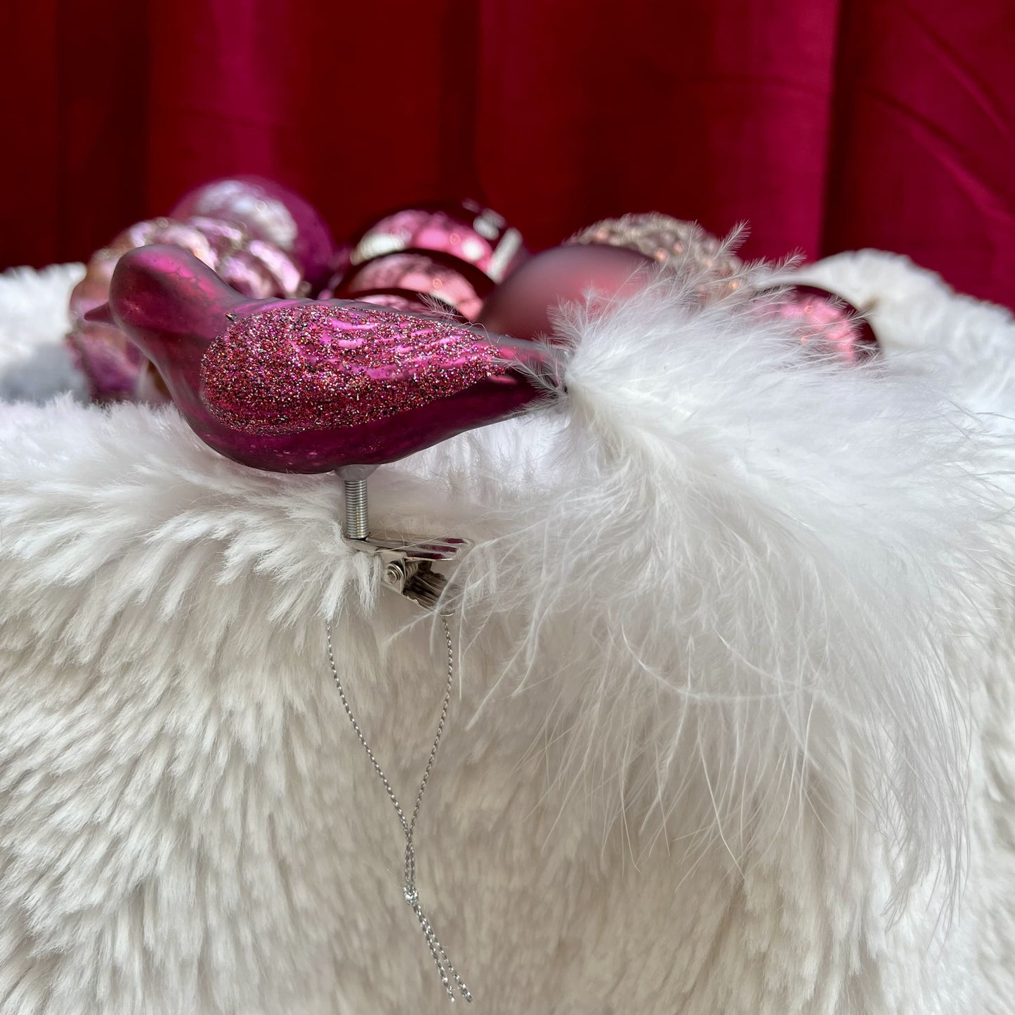 Weihnachtskugeln Paket „Beerentraum M“ - Set 6 - Glas. Dieses ausgesuchte Set an Weihnachtskugeln ist ein wahres Unikat! Es besteht aus 12 funkelnden Teilen in verschiedenen Formen und Variationen und wurde von uns zusammengestellt. Die Besonderheit: In dieser Kombination ist es nur einmal erhältlich. Der ursprüngliche Verkaufspreis im Ladengeschäft liegt bei 64,80€