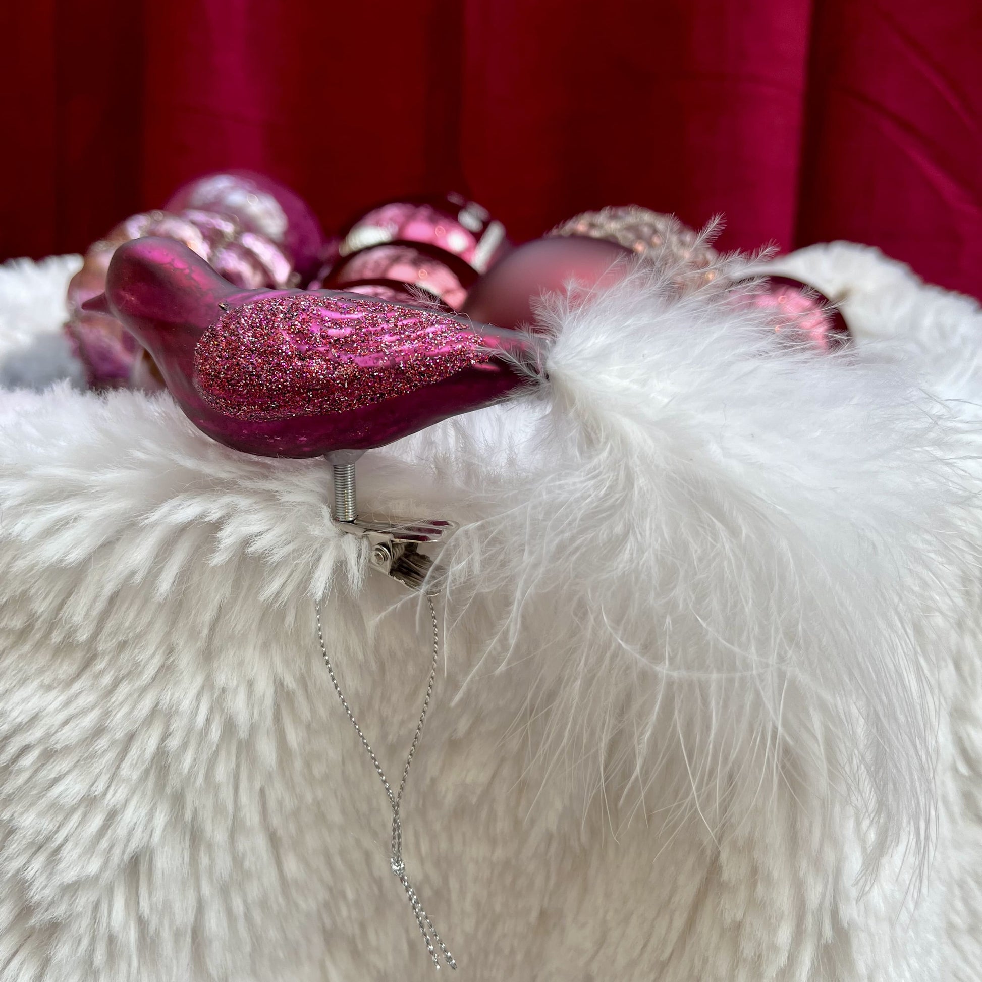 Weihnachtskugeln Paket „Beerentraum M“ - Set 6 - Glas. Dieses ausgesuchte Set an Weihnachtskugeln ist ein wahres Unikat! Es besteht aus 12 funkelnden Teilen in verschiedenen Formen und Variationen und wurde von uns zusammengestellt. Die Besonderheit: In dieser Kombination ist es nur einmal erhältlich. Der ursprüngliche Verkaufspreis im Ladengeschäft liegt bei 64,80€