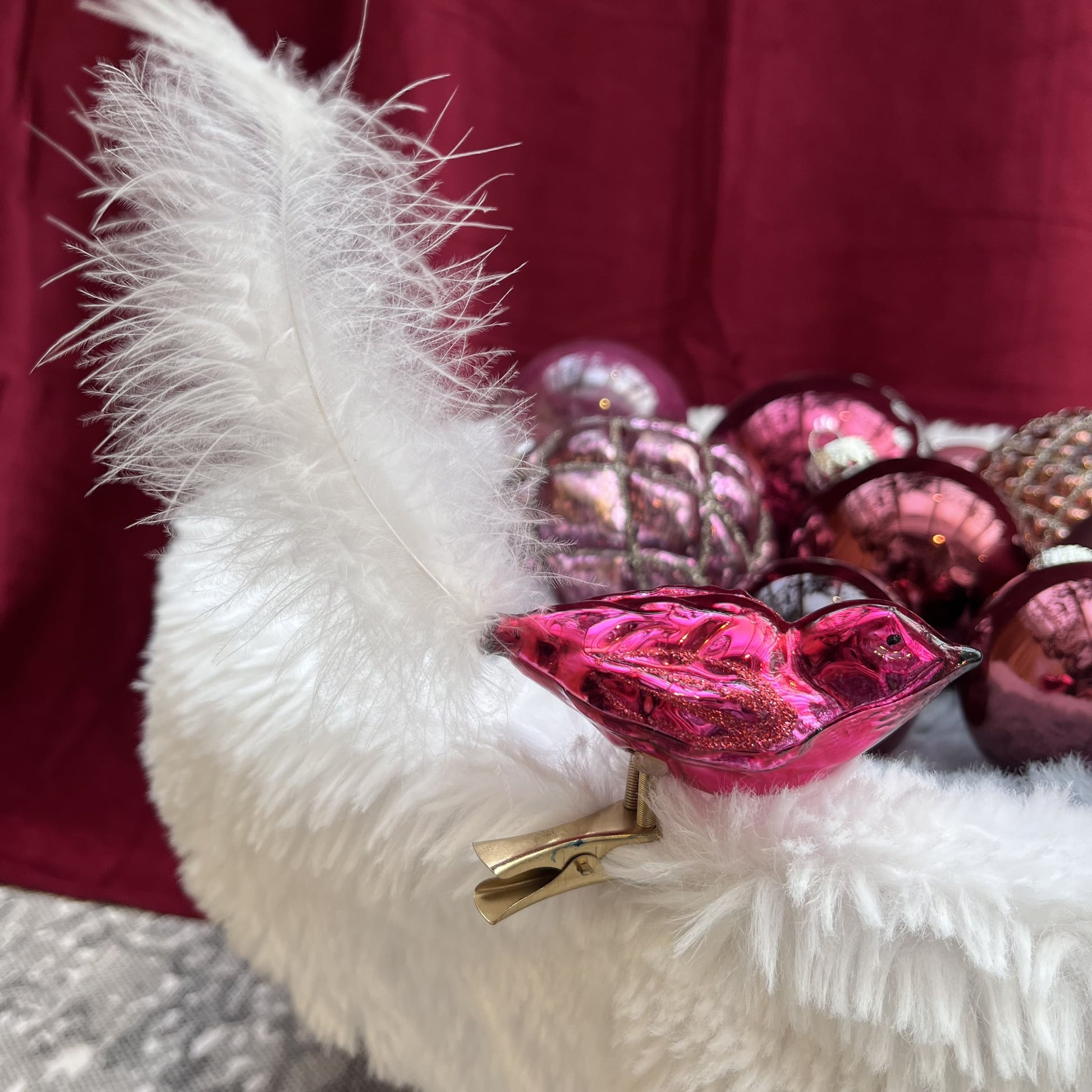 Weihnachtskugeln Paket „Beerentraum M“ - Set 6 - Glas. Dieses ausgesuchte Set an Weihnachtskugeln ist ein wahres Unikat! Es besteht aus 12 funkelnden Teilen in verschiedenen Formen und Variationen und wurde von uns zusammengestellt. Die Besonderheit: In dieser Kombination ist es nur einmal erhältlich. Der ursprüngliche Verkaufspreis im Ladengeschäft liegt bei 64,80€