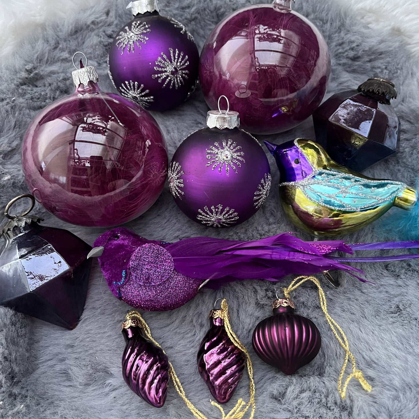 Weihnachtskugeln Paket „Lila“ - Set 9 - Glas - Dieses ausgesuchte Set an Weihnachtskugeln ist ein wahres Unikat! Es besteht aus 11 funkelnden Teilen in verschiedenen Formen und Variationen und wurde von uns selbst zusammengestellt. Die Besonderheit: In dieser Kombination ist es nur einmal erhältlich. Der ursprüngliche Verkaufspreis im Ladengeschäft liegt bei 44,90€