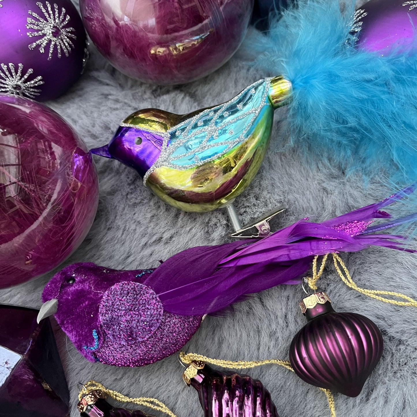 Weihnachtskugeln Paket „Lila“ - Set 9 - Glas - Dieses ausgesuchte Set an Weihnachtskugeln ist ein wahres Unikat! Es besteht aus 11 funkelnden Teilen in verschiedenen Formen und Variationen und wurde von uns selbst zusammengestellt. Die Besonderheit: In dieser Kombination ist es nur einmal erhältlich. Der ursprüngliche Verkaufspreis im Ladengeschäft liegt bei 44,90€