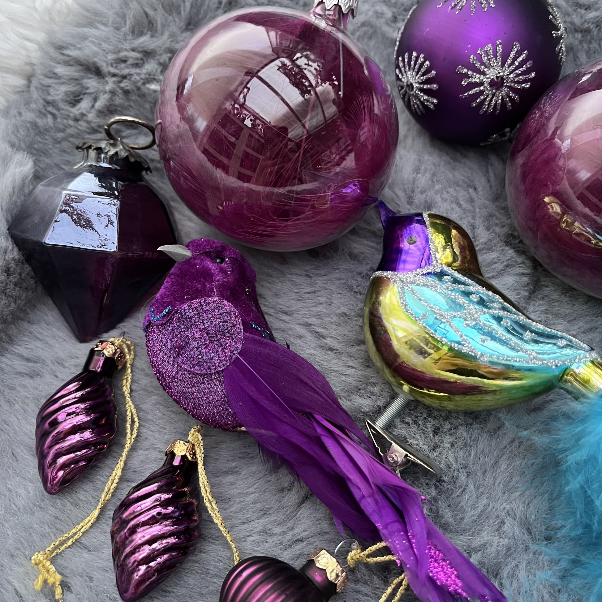 Weihnachtskugeln Paket „Lila“ - Set 9 - Glas - Dieses ausgesuchte Set an Weihnachtskugeln ist ein wahres Unikat! Es besteht aus 11 funkelnden Teilen in verschiedenen Formen und Variationen und wurde von uns selbst zusammengestellt. Die Besonderheit: In dieser Kombination ist es nur einmal erhältlich. Der ursprüngliche Verkaufspreis im Ladengeschäft liegt bei 44,90€