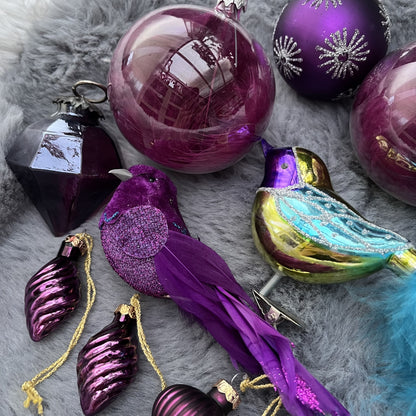 Weihnachtskugeln Paket „Lila“ - Set 9 - Glas - Dieses ausgesuchte Set an Weihnachtskugeln ist ein wahres Unikat! Es besteht aus 11 funkelnden Teilen in verschiedenen Formen und Variationen und wurde von uns selbst zusammengestellt. Die Besonderheit: In dieser Kombination ist es nur einmal erhältlich. Der ursprüngliche Verkaufspreis im Ladengeschäft liegt bei 44,90€