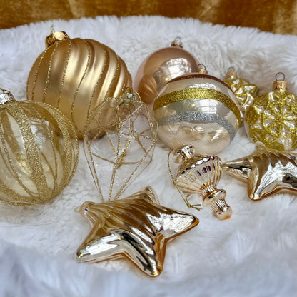 Weihnachtskugeln Paket „Gold“ - Set 1 - Glas - Dieses ausgewählte Set an Weihnachtskugeln ist ein wahres Unikat! Es besteht aus 10 funkelnden Teilen in verschiedenen Formen und Variationen. Die Besonderheit: In dieser Kombination ist es nur einmal erhältlich.
Der ursprüngliche Verkaufspreis im Ladengeschäft liegt bei 49,-€