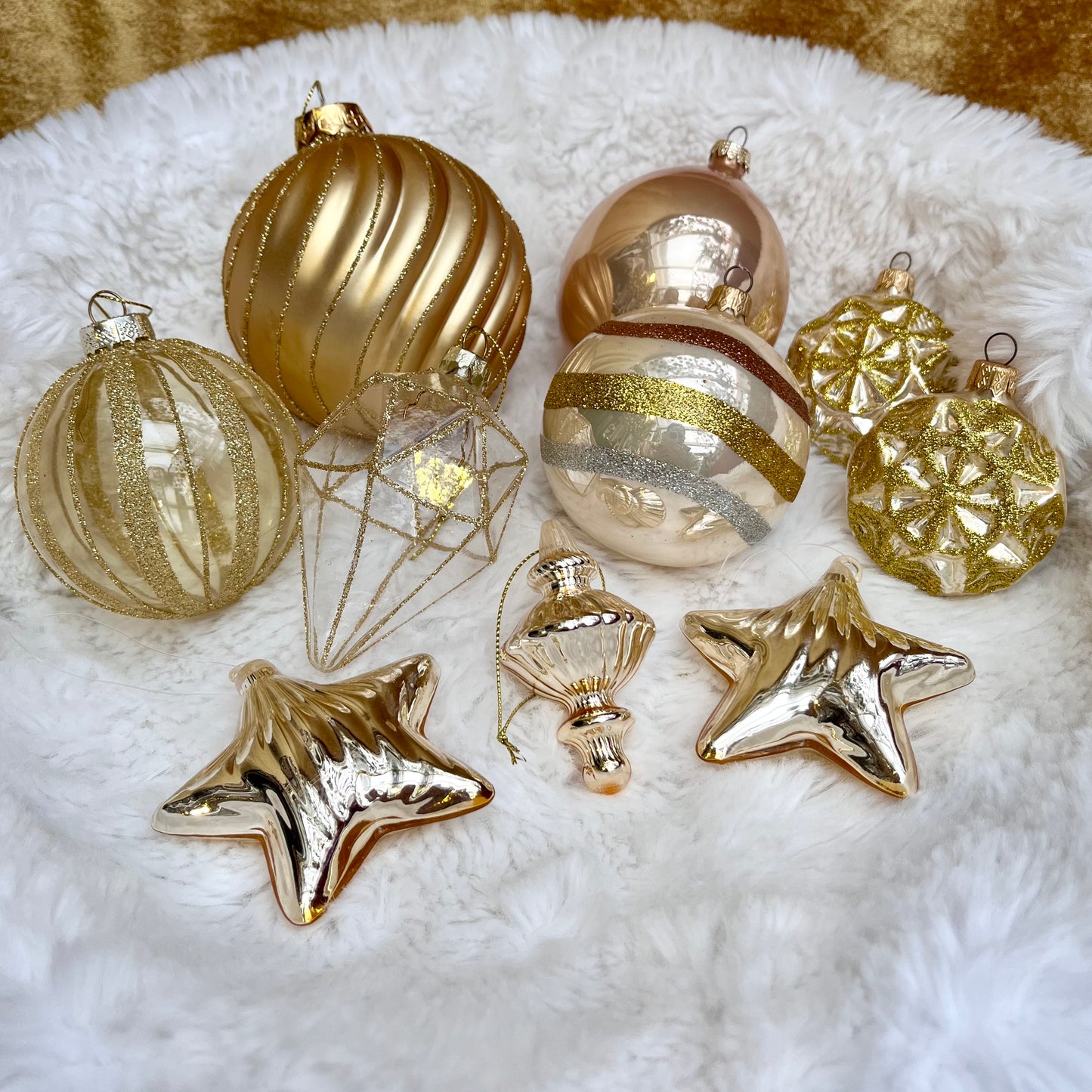 Weihnachtskugeln Paket „Gold“ - Set 1 - Glas - Dieses ausgewählte Set an Weihnachtskugeln ist ein wahres Unikat! Es besteht aus 10 funkelnden Teilen in verschiedenen Formen und Variationen. Die Besonderheit: In dieser Kombination ist es nur einmal erhältlich.
Der ursprüngliche Verkaufspreis im Ladengeschäft liegt bei 49,-€