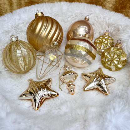 Weihnachtskugeln Paket „Gold“ - Set 1 - Glas - Dieses ausgewählte Set an Weihnachtskugeln ist ein wahres Unikat! Es besteht aus 10 funkelnden Teilen in verschiedenen Formen und Variationen. Die Besonderheit: In dieser Kombination ist es nur einmal erhältlich.
Der ursprüngliche Verkaufspreis im Ladengeschäft liegt bei 49,-€