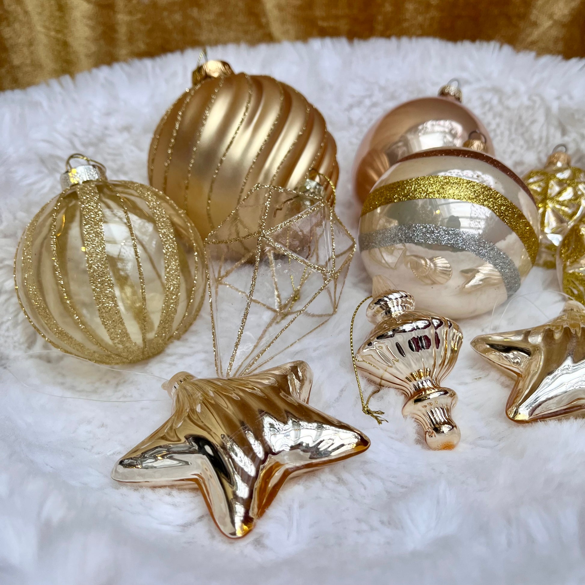 Weihnachtskugeln Paket „Gold“ - Set 1 - Glas - Dieses ausgewählte Set an Weihnachtskugeln ist ein wahres Unikat! Es besteht aus 10 funkelnden Teilen in verschiedenen Formen und Variationen. Die Besonderheit: In dieser Kombination ist es nur einmal erhältlich.
Der ursprüngliche Verkaufspreis im Ladengeschäft liegt bei 49,-€