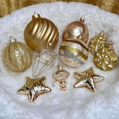 Weihnachtskugeln Paket „Gold“ - Set 1 - Glas - Dieses ausgewählte Set an Weihnachtskugeln ist ein wahres Unikat! Es besteht aus 10 funkelnden Teilen in verschiedenen Formen und Variationen. Die Besonderheit: In dieser Kombination ist es nur einmal erhältlich.
Der ursprüngliche Verkaufspreis im Ladengeschäft liegt bei 49,-€