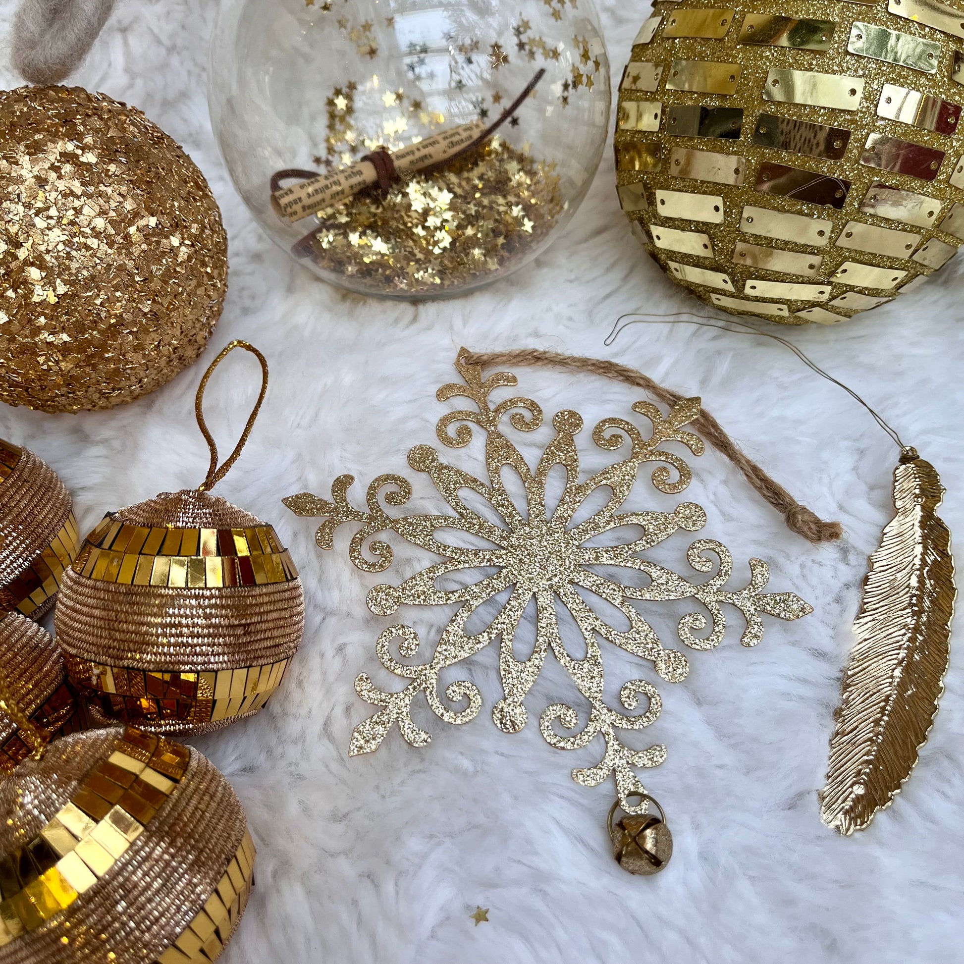 Weihnachtskugeln Paket „Gold“ - Set 2 - Glas - Dieses ausgesuchte Set an Weihnachtskugeln ist ein wahres Unikat! Es besteht aus 9 funkelnden Teilen in verschiedenen Formen und Variationen. Die Besonderheit: In dieser Kombination ist es nur einmal erhältlich.
Der ursprüngliche Verkaufspreis im Ladengeschäft liegt bei 47,10€