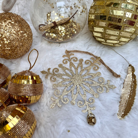 Weihnachtskugeln Paket „Gold“ - Set 2 - Glas - Dieses ausgesuchte Set an Weihnachtskugeln ist ein wahres Unikat! Es besteht aus 9 funkelnden Teilen in verschiedenen Formen und Variationen. Die Besonderheit: In dieser Kombination ist es nur einmal erhältlich.
Der ursprüngliche Verkaufspreis im Ladengeschäft liegt bei 47,10€