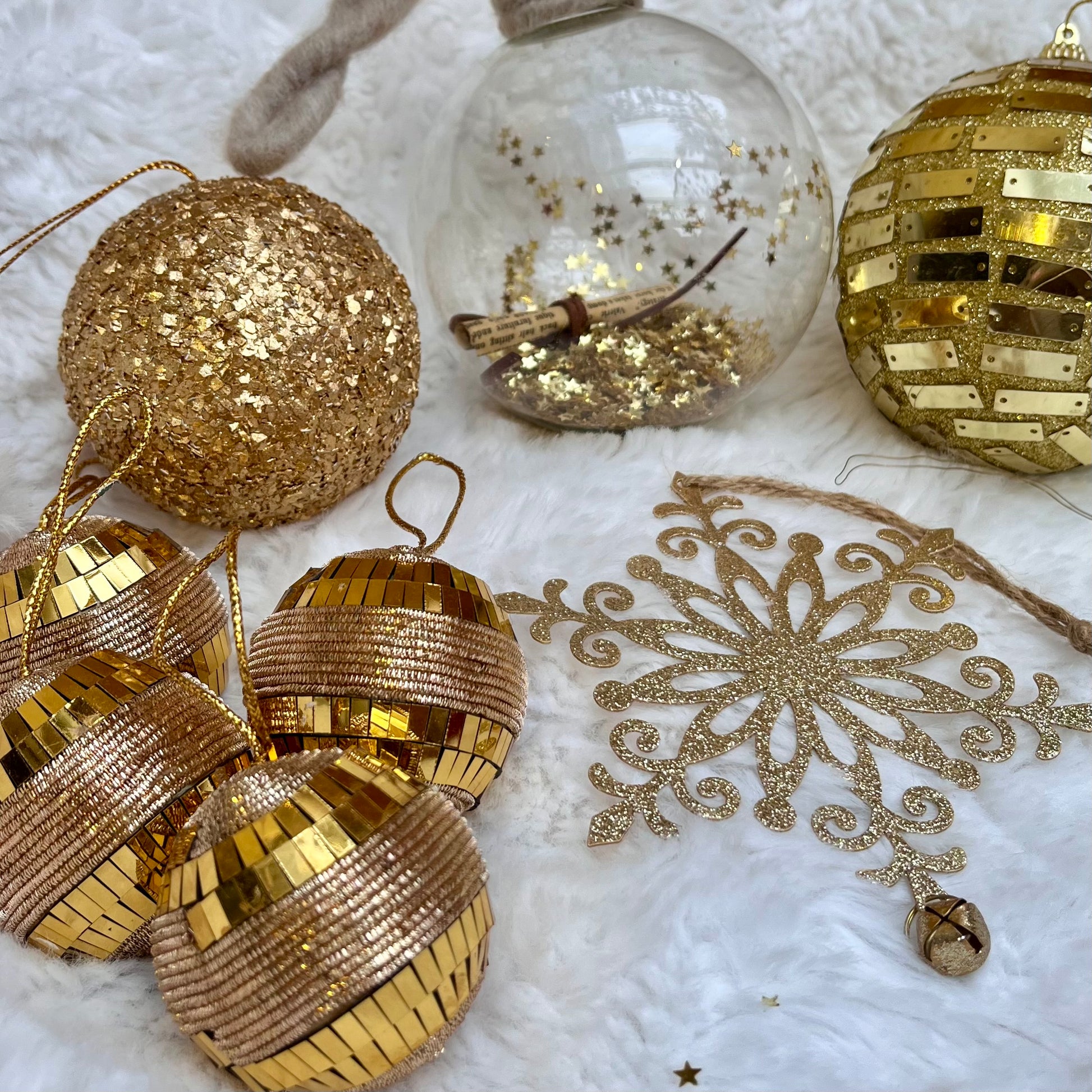 Weihnachtskugeln Paket „Gold“ - Set 2 - Glas - Dieses ausgesuchte Set an Weihnachtskugeln ist ein wahres Unikat! Es besteht aus 9 funkelnden Teilen in verschiedenen Formen und Variationen. Die Besonderheit: In dieser Kombination ist es nur einmal erhältlich.
Der ursprüngliche Verkaufspreis im Ladengeschäft liegt bei 47,10€