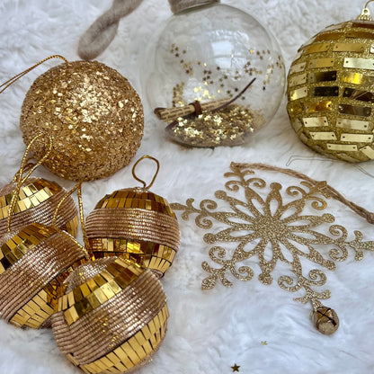 Weihnachtskugeln Paket „Gold“ - Set 2 - Glas - Dieses ausgesuchte Set an Weihnachtskugeln ist ein wahres Unikat! Es besteht aus 9 funkelnden Teilen in verschiedenen Formen und Variationen. Die Besonderheit: In dieser Kombination ist es nur einmal erhältlich.
Der ursprüngliche Verkaufspreis im Ladengeschäft liegt bei 47,10€