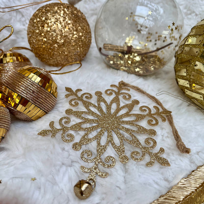 Weihnachtskugeln Paket „Gold“ - Set 2 - Glas - Dieses ausgesuchte Set an Weihnachtskugeln ist ein wahres Unikat! Es besteht aus 9 funkelnden Teilen in verschiedenen Formen und Variationen. Die Besonderheit: In dieser Kombination ist es nur einmal erhältlich.
Der ursprüngliche Verkaufspreis im Ladengeschäft liegt bei 47,10€