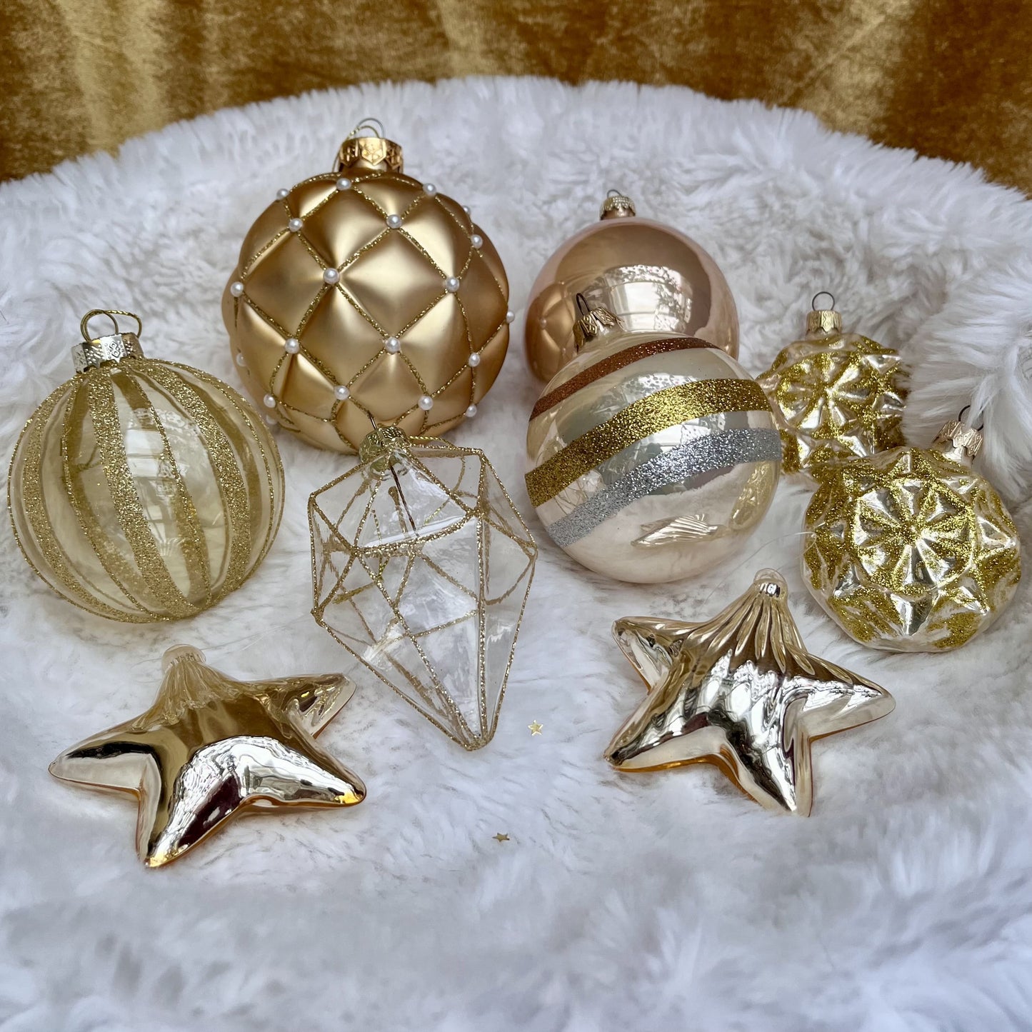 Weihnachtskugeln Paket „Gold“ - Set 3 - Glas - Dieses ausgesuchte Set an Weihnachtskugeln ist ein wahres Unikat! Es besteht aus 9 funkelnden Teilen in verschiedenen Formen und Variationen. Die Besonderheit: In dieser Kombination ist es nur einmal erhältlich. 
Der ursprüngliche Verkaufspreis im Landegeschäft liegt bei 47,10€