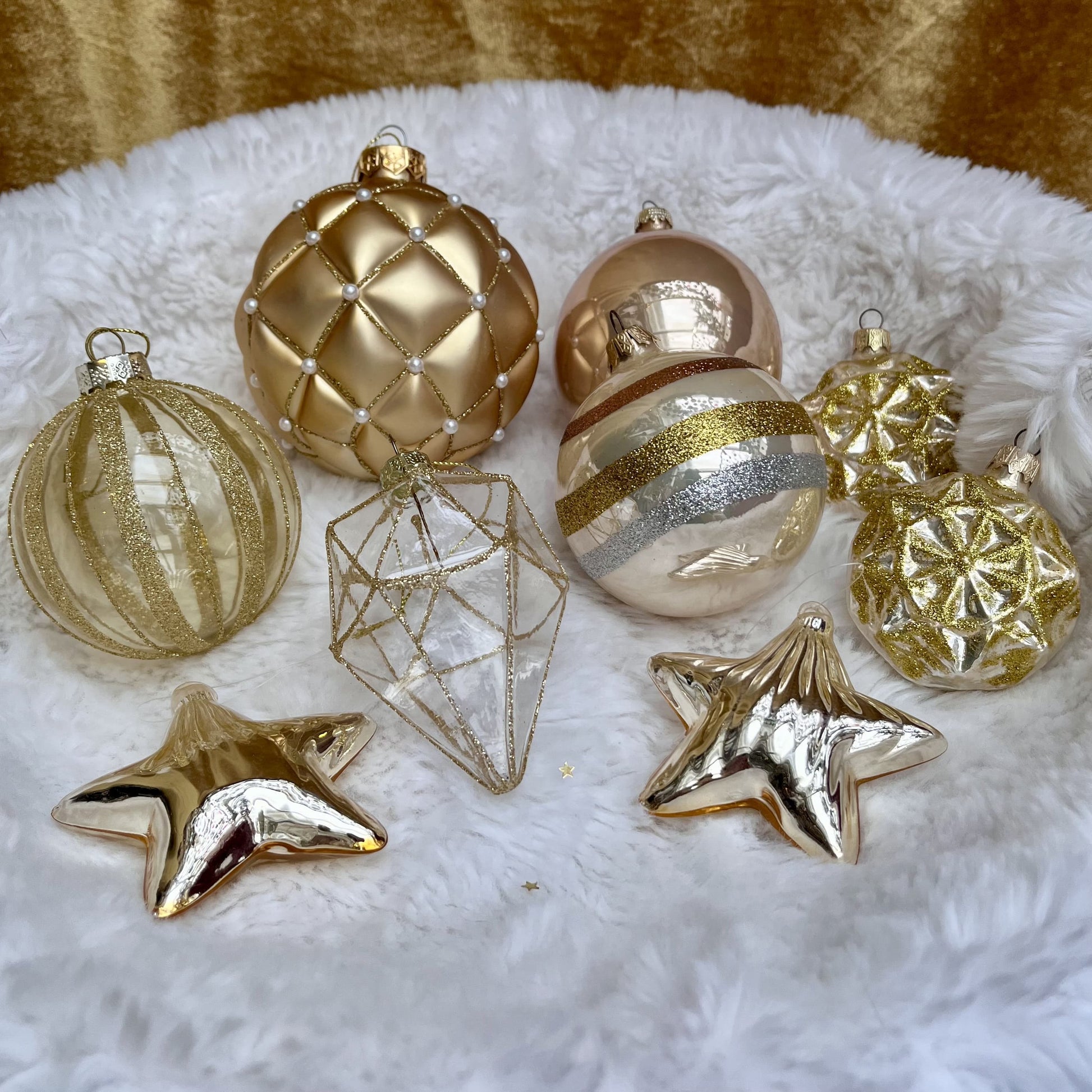 Weihnachtskugeln Paket „Gold“ - Set 3 - Glas - Dieses ausgesuchte Set an Weihnachtskugeln ist ein wahres Unikat! Es besteht aus 9 funkelnden Teilen in verschiedenen Formen und Variationen. Die Besonderheit: In dieser Kombination ist es nur einmal erhältlich. 
Der ursprüngliche Verkaufspreis im Landegeschäft liegt bei 47,10€