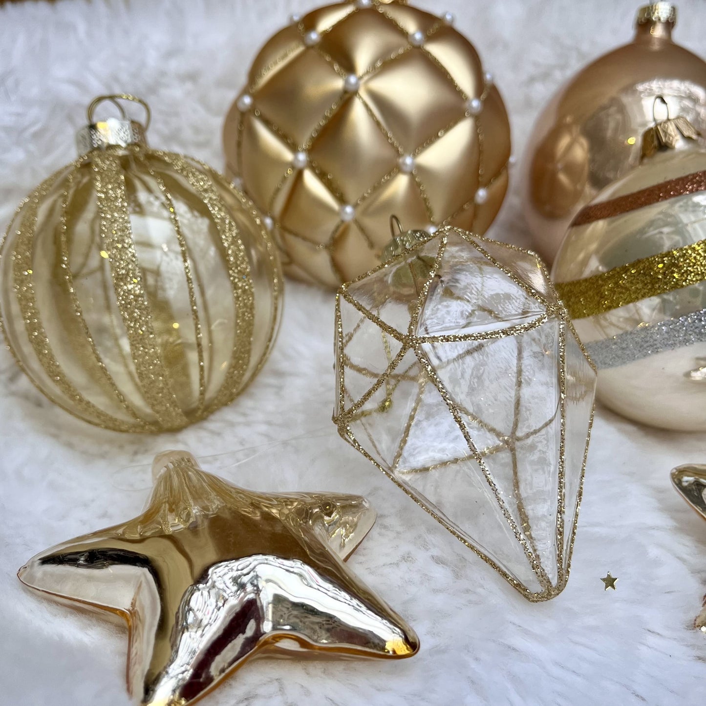 Weihnachtskugeln Paket „Gold“ - Set 3 - Glas - Dieses ausgesuchte Set an Weihnachtskugeln ist ein wahres Unikat! Es besteht aus 9 funkelnden Teilen in verschiedenen Formen und Variationen. Die Besonderheit: In dieser Kombination ist es nur einmal erhältlich. 
Der ursprüngliche Verkaufspreis im Landegeschäft liegt bei 47,10€