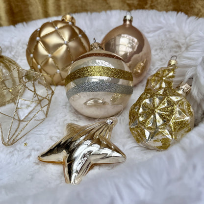 Weihnachtskugeln Paket „Gold“ - Set 3 - Glas - Dieses ausgesuchte Set an Weihnachtskugeln ist ein wahres Unikat! Es besteht aus 9 funkelnden Teilen in verschiedenen Formen und Variationen. Die Besonderheit: In dieser Kombination ist es nur einmal erhältlich. 
Der ursprüngliche Verkaufspreis im Landegeschäft liegt bei 47,10€