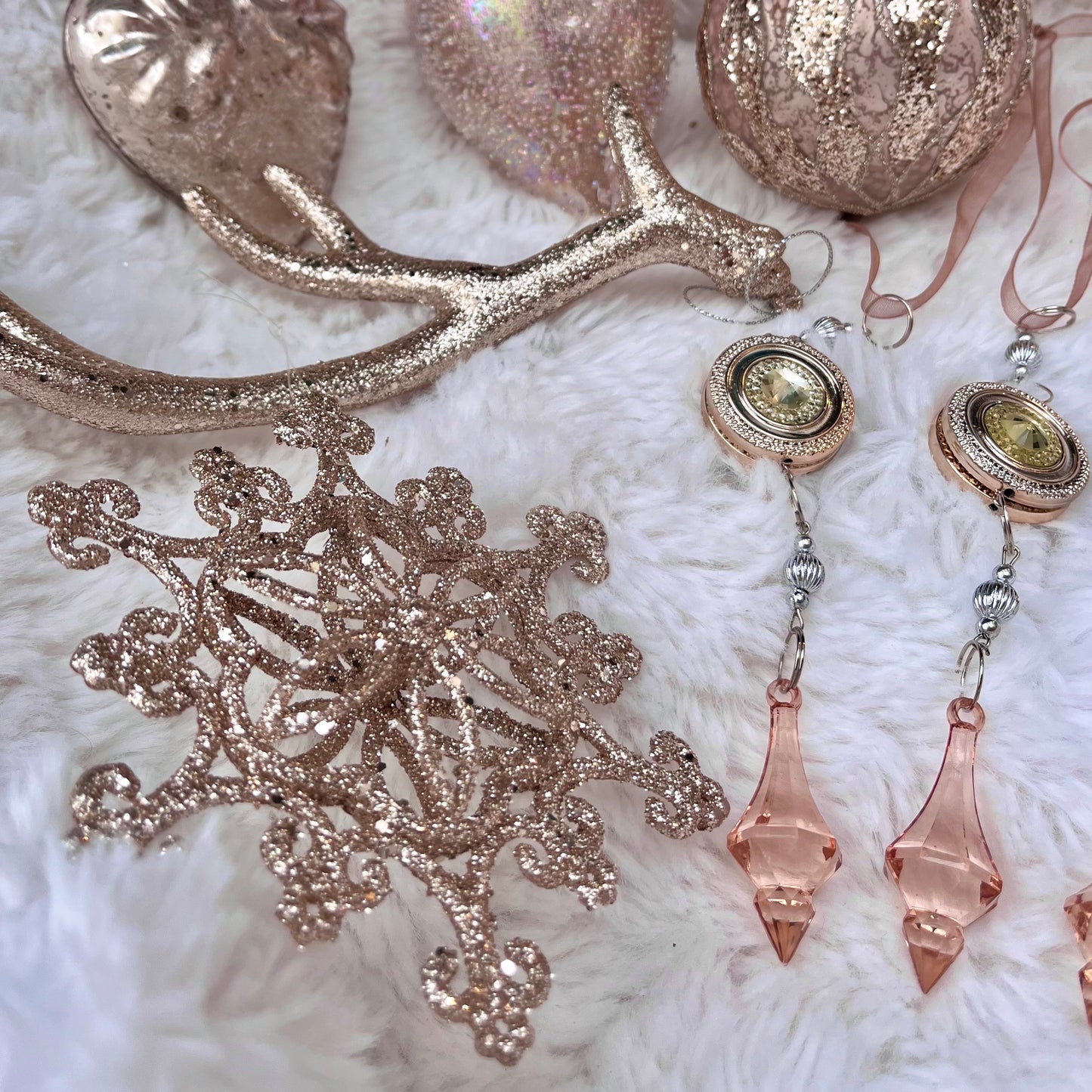 Weihnachtskugeln_Paket_Ros_-_Set_4_-_Glas - Dieses ausgesuchte Set an Weihnachtskugeln ist ein wahres Unikat! Es besteht aus 8 funkelnden Teilen in verschiedenen Formen und Variationen. Die Besonderheit: In dieser Kombination ist es nur einmal erhältlich.
Der ursprüngliche Verkaufspreis im Ladengeschäft liegt bei 45,20€