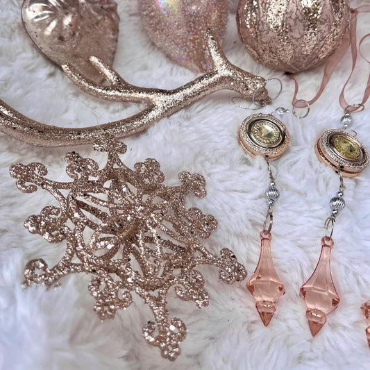 Weihnachtskugeln_Paket_Ros_-_Set_4_-_Glas - Dieses ausgesuchte Set an Weihnachtskugeln ist ein wahres Unikat! Es besteht aus 8 funkelnden Teilen in verschiedenen Formen und Variationen. Die Besonderheit: In dieser Kombination ist es nur einmal erhältlich.
Der ursprüngliche Verkaufspreis im Ladengeschäft liegt bei 45,20€