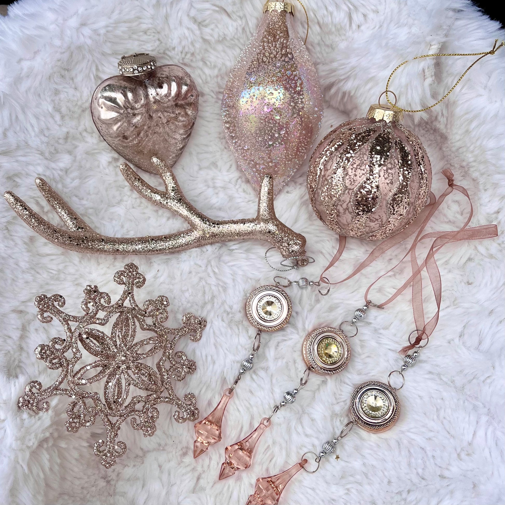 Weihnachtskugeln_Paket_Ros_-_Set_4_-_Glas - Dieses ausgesuchte Set an Weihnachtskugeln ist ein wahres Unikat! Es besteht aus 8 funkelnden Teilen in verschiedenen Formen und Variationen. Die Besonderheit: In dieser Kombination ist es nur einmal erhältlich.
Der ursprüngliche Verkaufspreis im Ladengeschäft liegt bei 45,20€