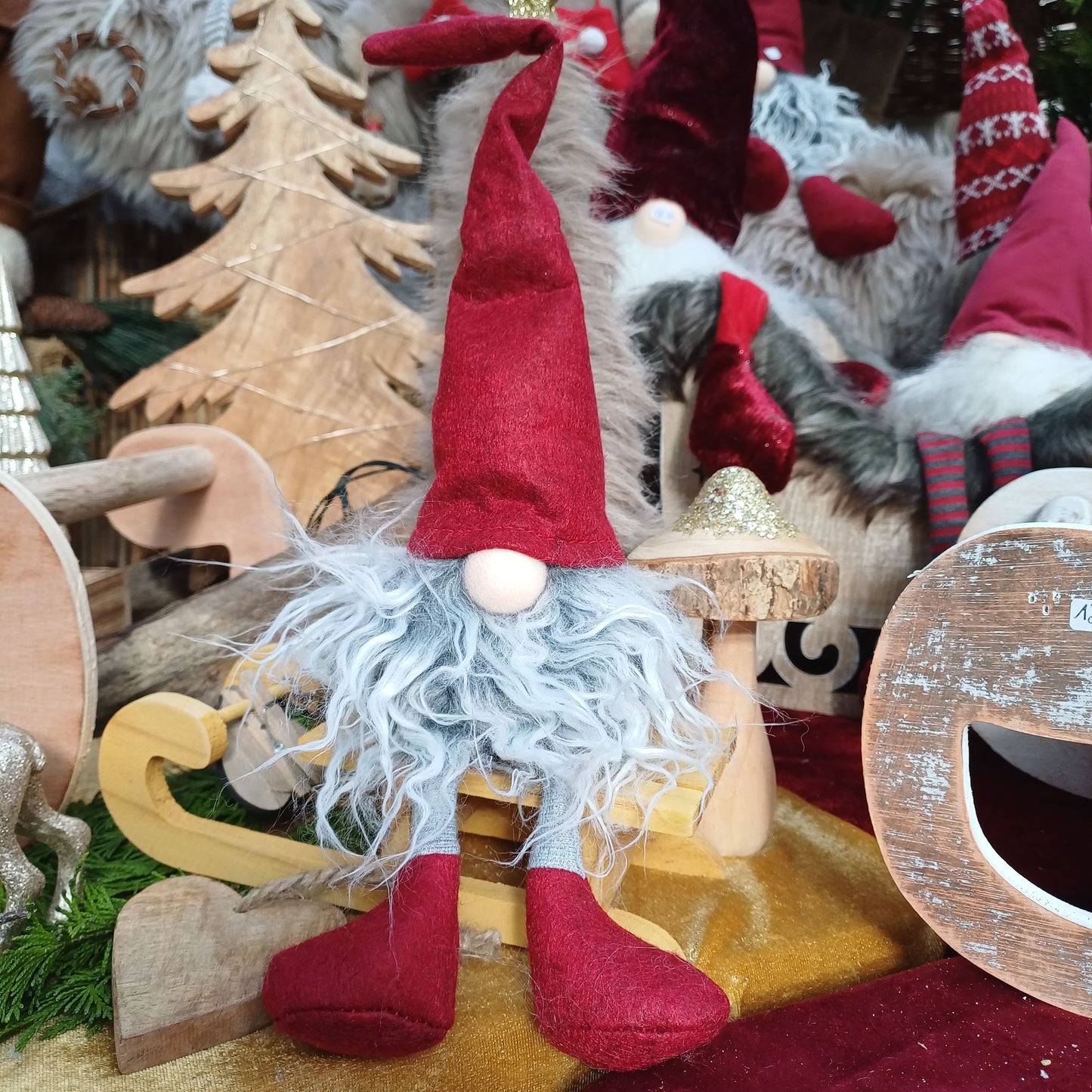 Der alte Klassiker ist zurück. Endlich haben wir diesen Wichtel mit Schlenkerbeinen wieder bekommen. Ihn gibt es auch noch in grün.