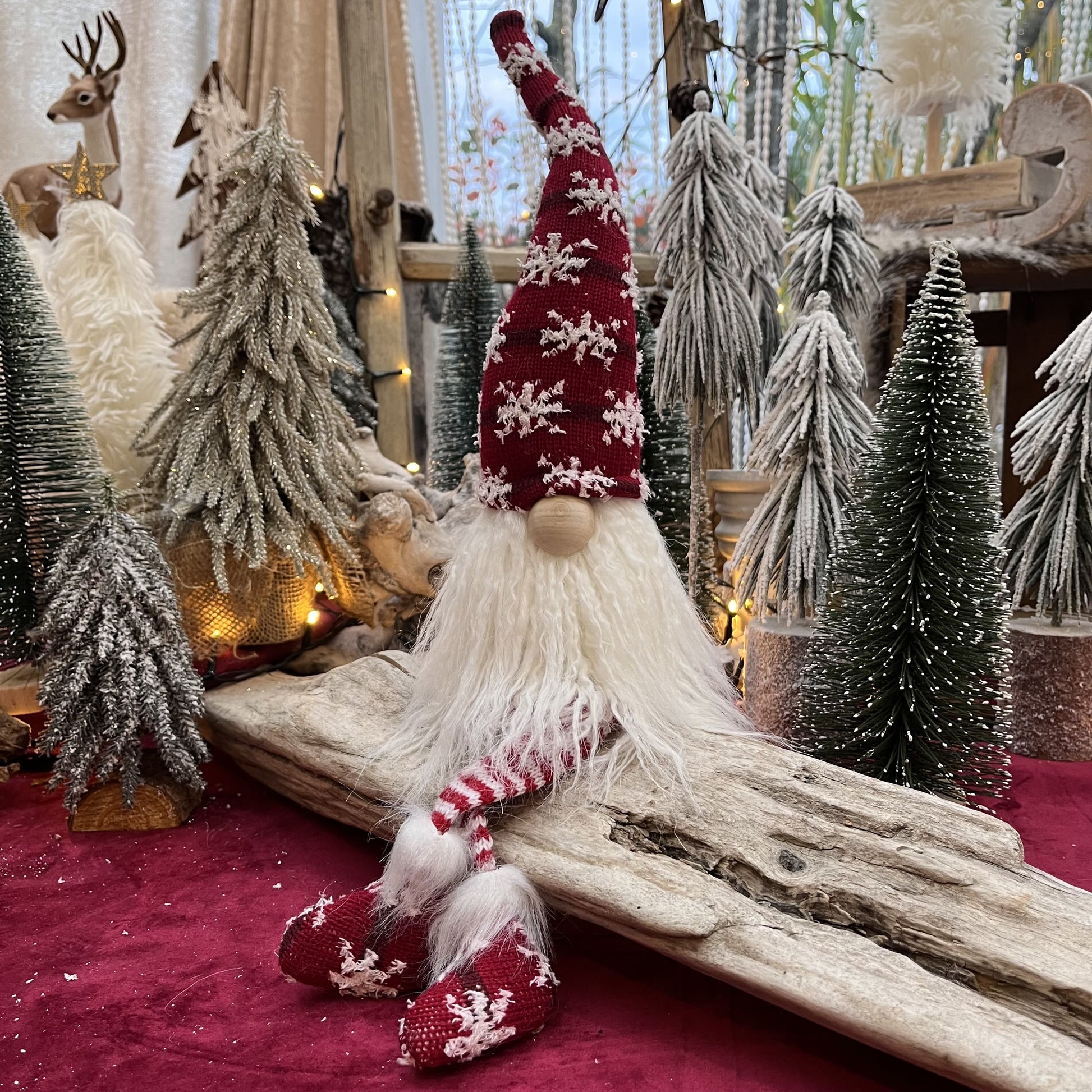 Wichtel Kantenhocker Santa mit Schneeflocken - Nikolaus - Dieser Wichtel ist nicht nur wegen seiner Größe ein echter Hingucker! Sein langer, gewellter Fellbart sowie die Farbkombination aus dunklen Rottönen und weiß strahlen pure Eleganz aus.